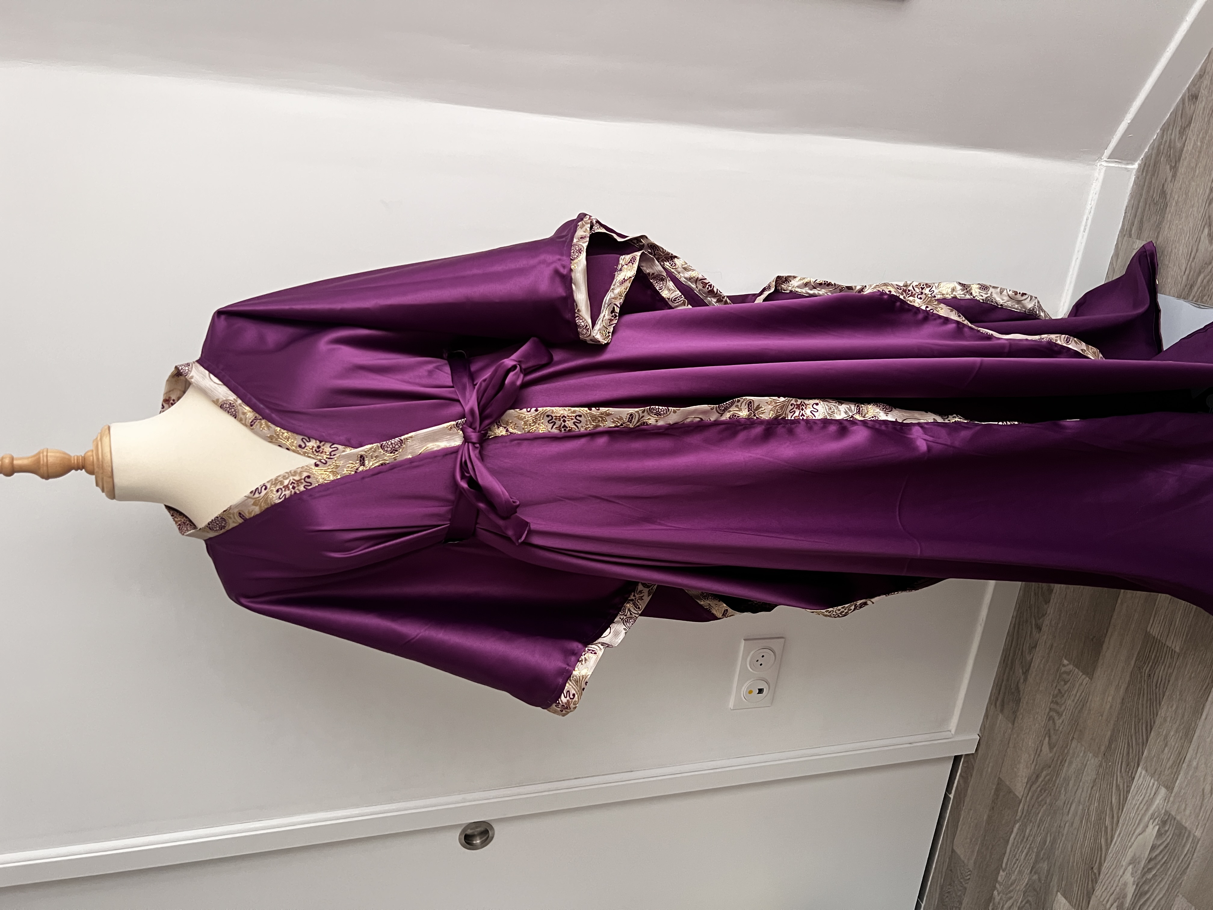 Cape Satin Brocart Violette