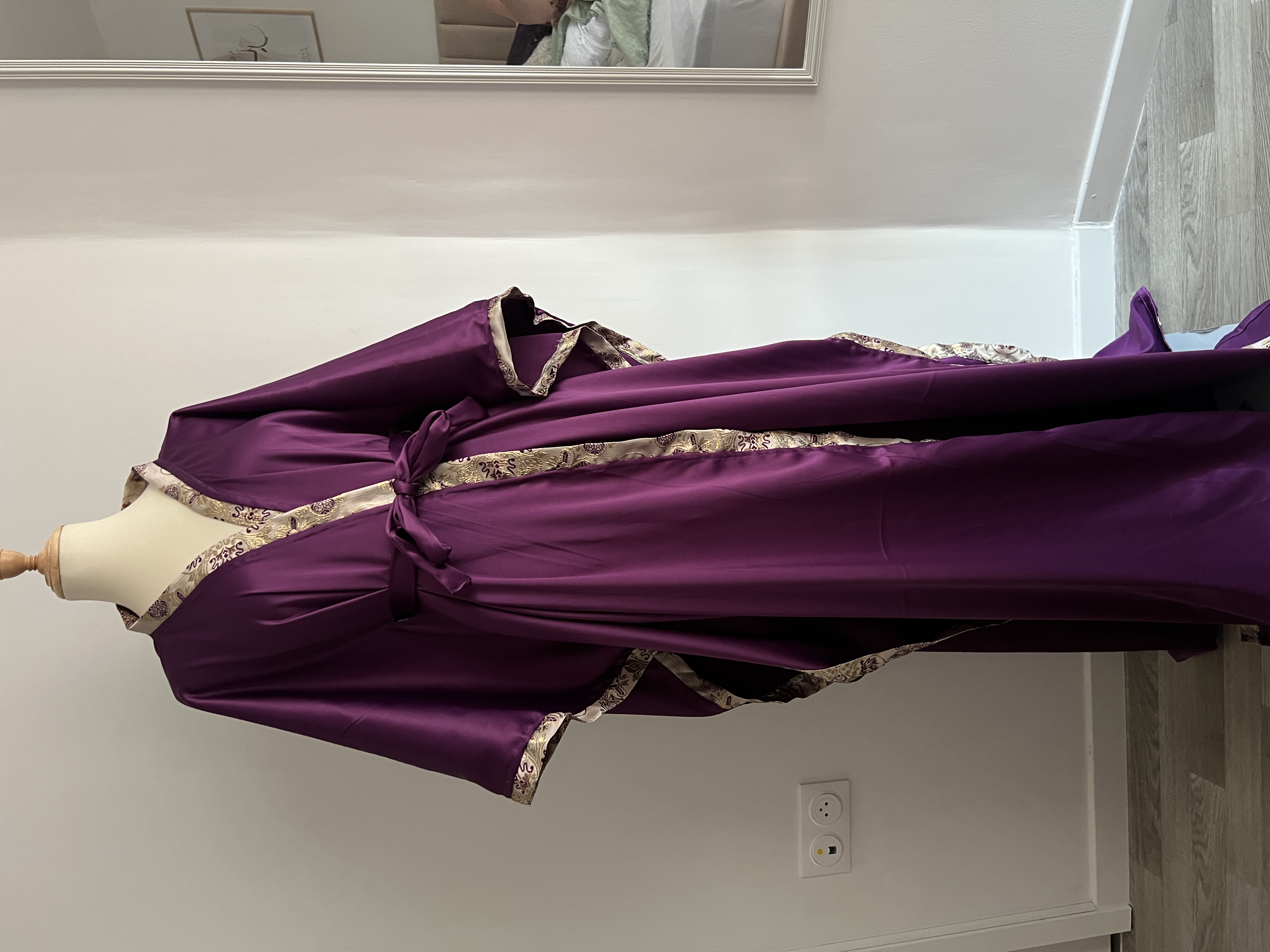 Cape Satin Brocart Violette