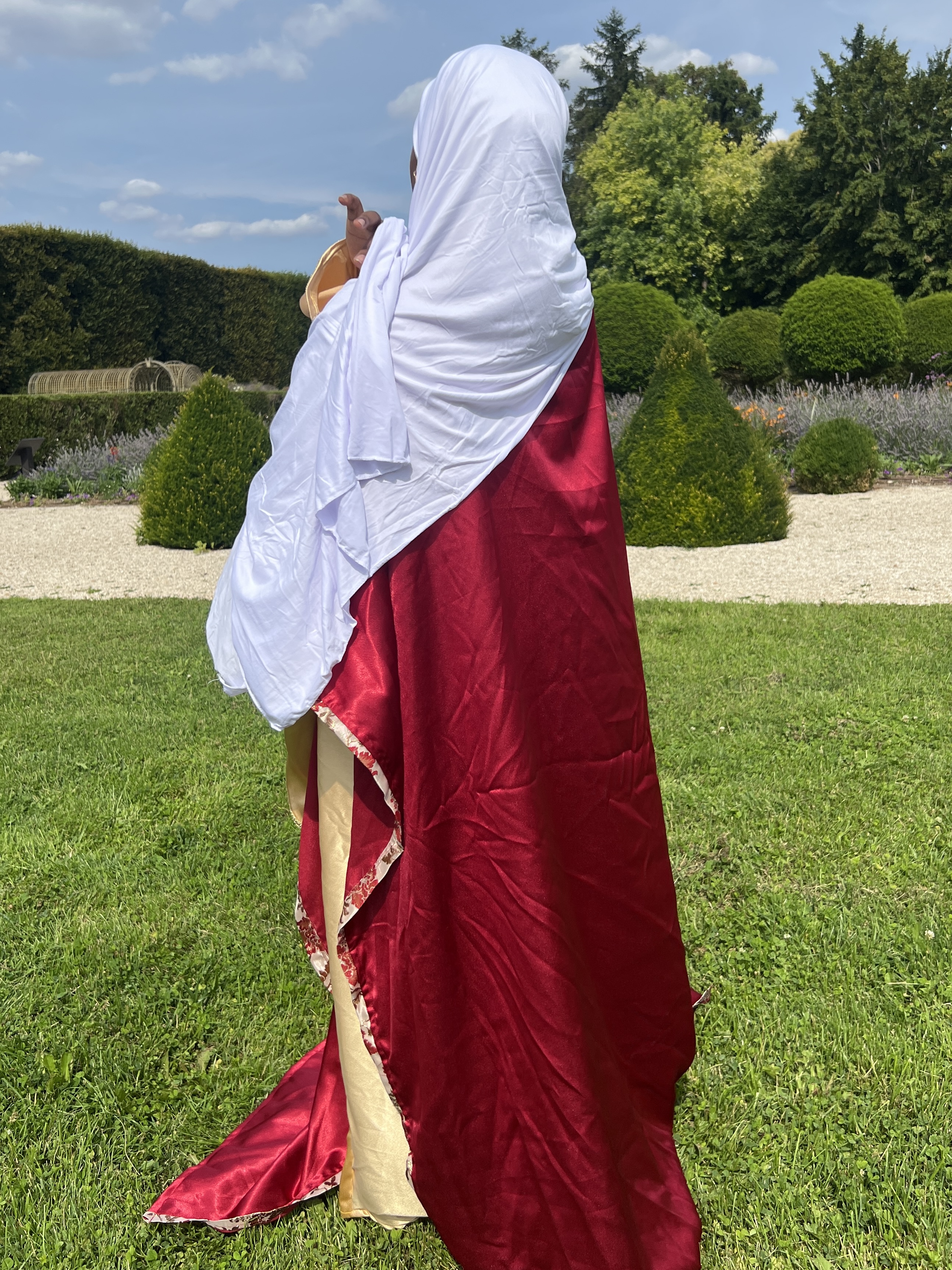 Cape Brocart Satin Rouge