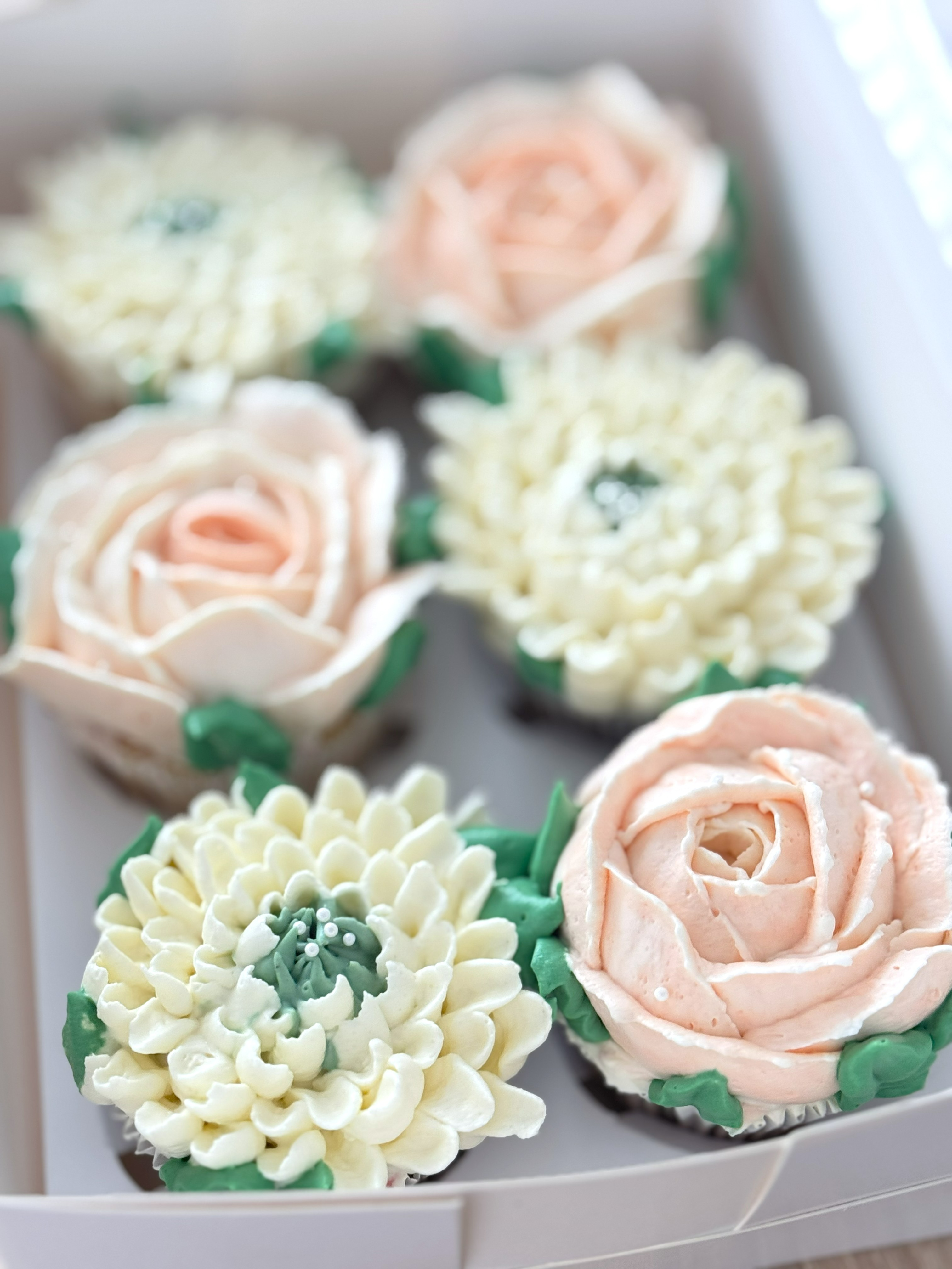 Cupcaky na MDŽ Bratislava – jedlé kvety ako darček 🌸