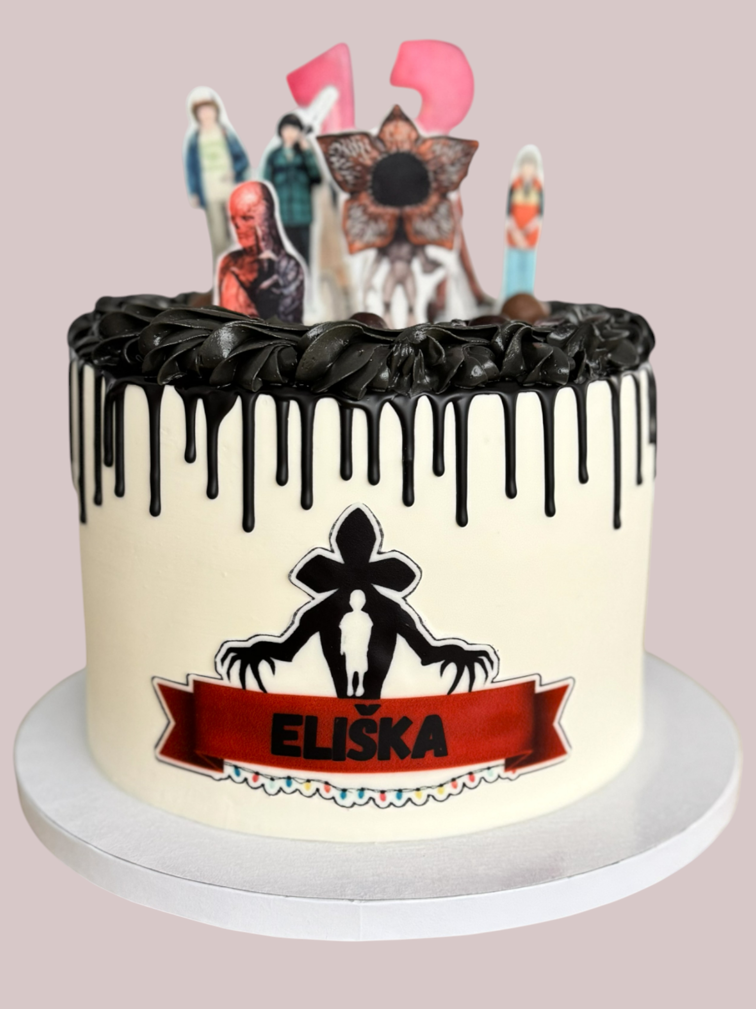 Torta pre fanúšikov „Stranger Things“ 🎧🌑