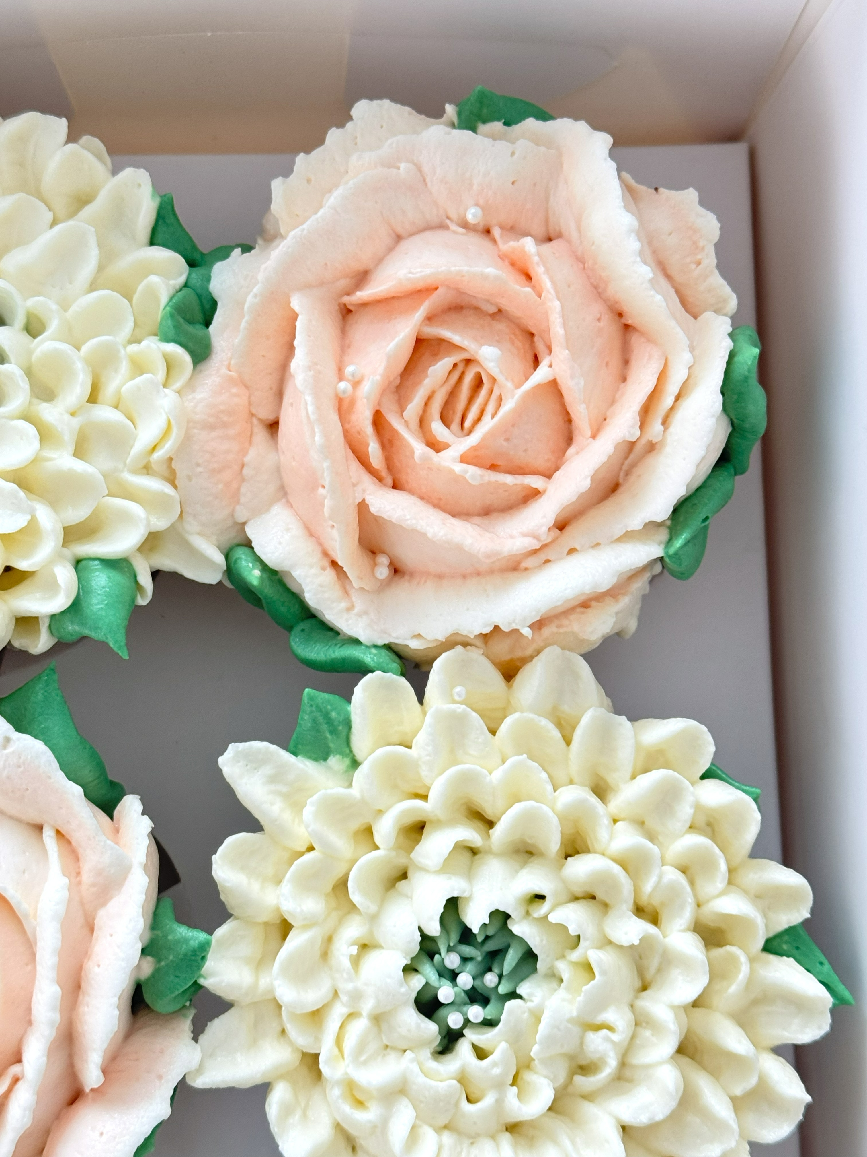 Cupcaky na MDŽ Bratislava – jedlé kvety ako darček 🌸