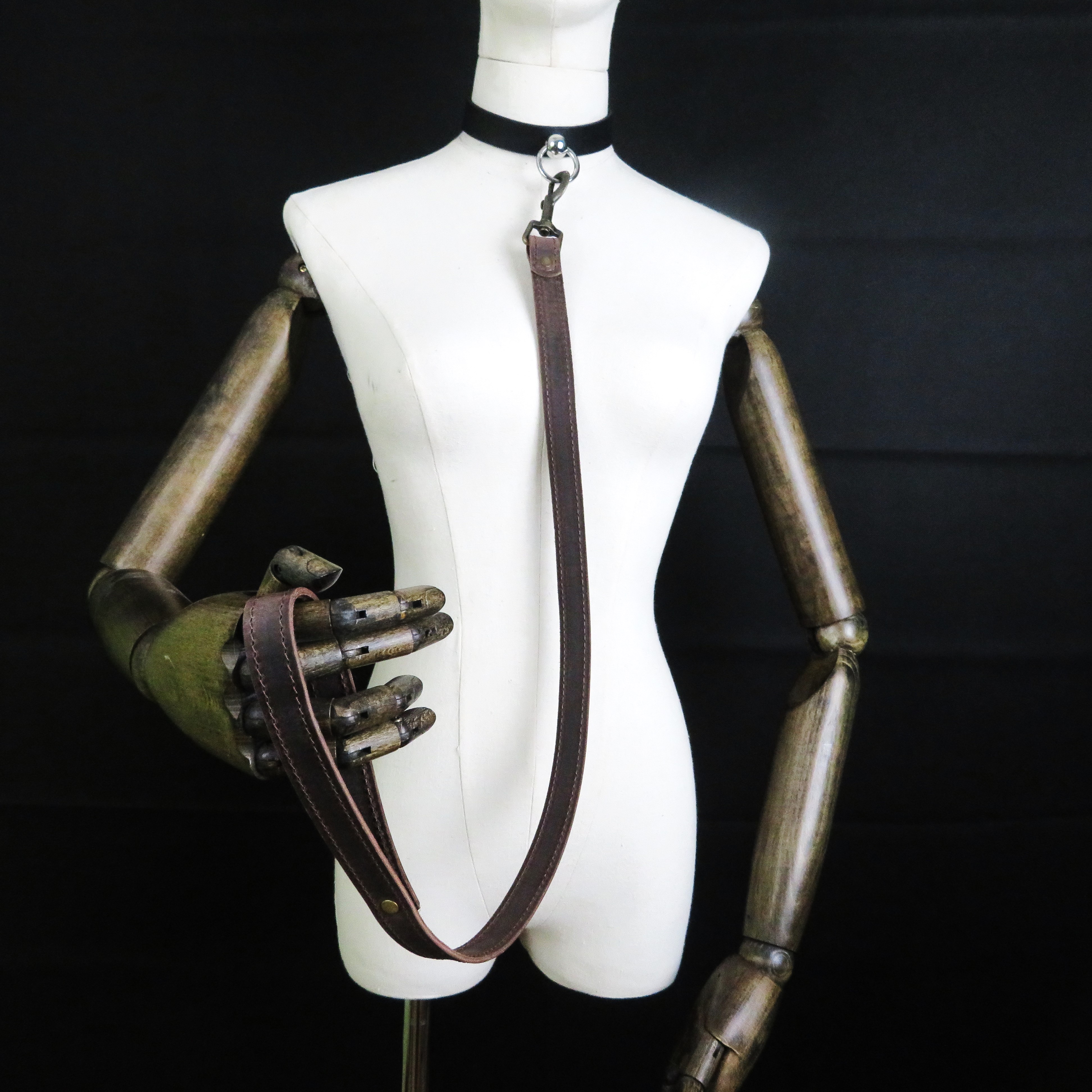  Handmade Brown Leather Leash – Elegant & Durable Bondage Accessory