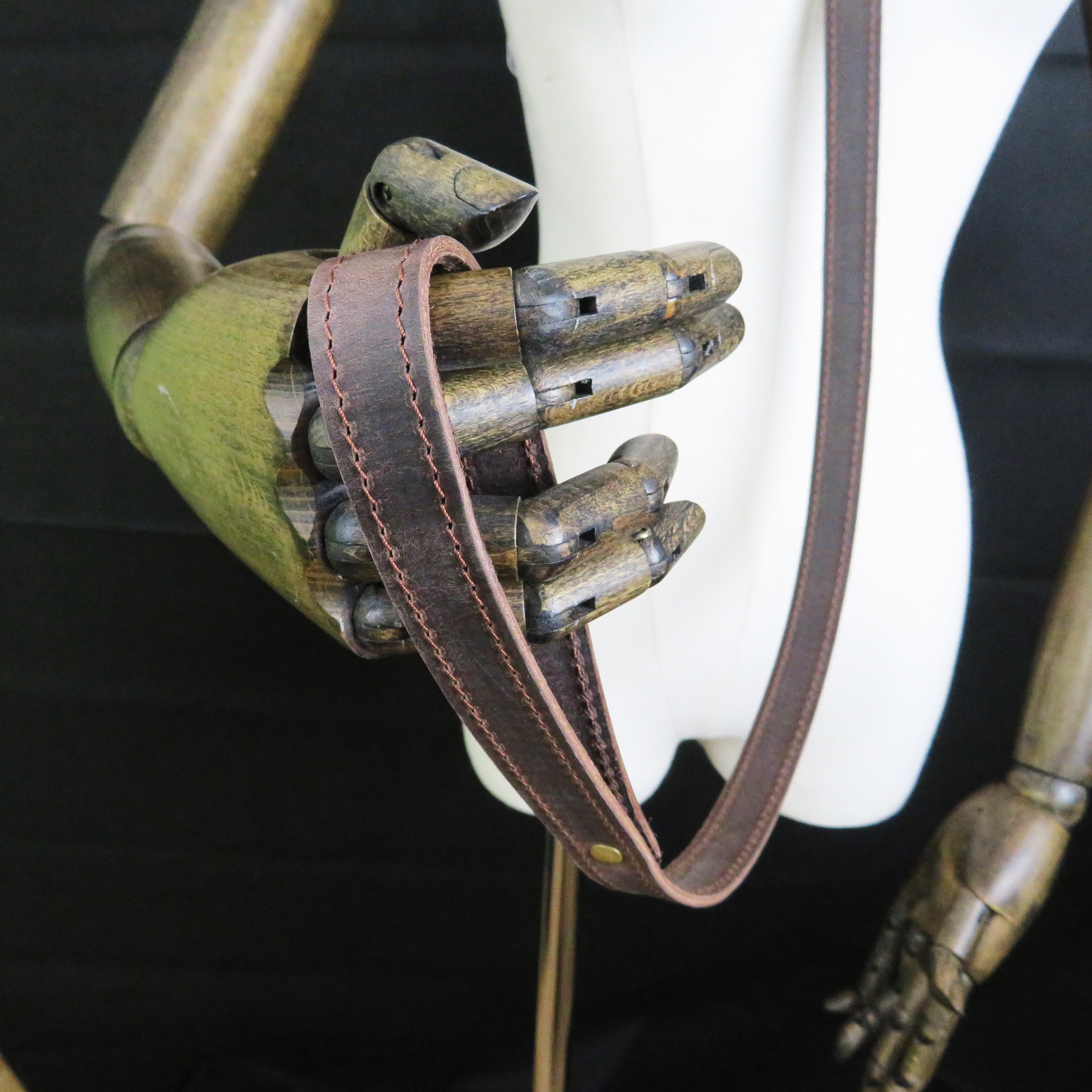  Handmade Brown Leather Leash – Elegant & Durable Bondage Accessory