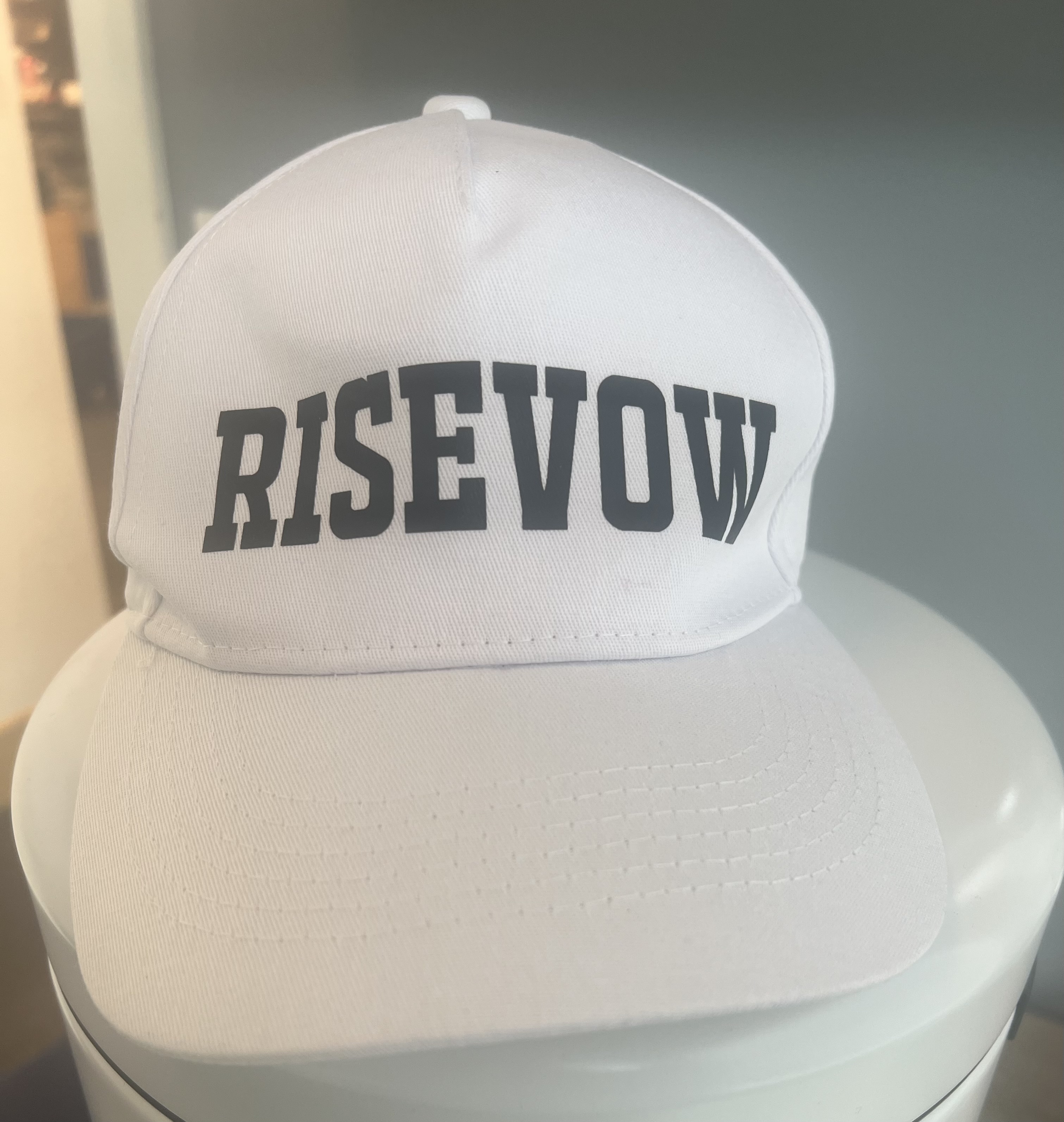 RISEVOW White Cap