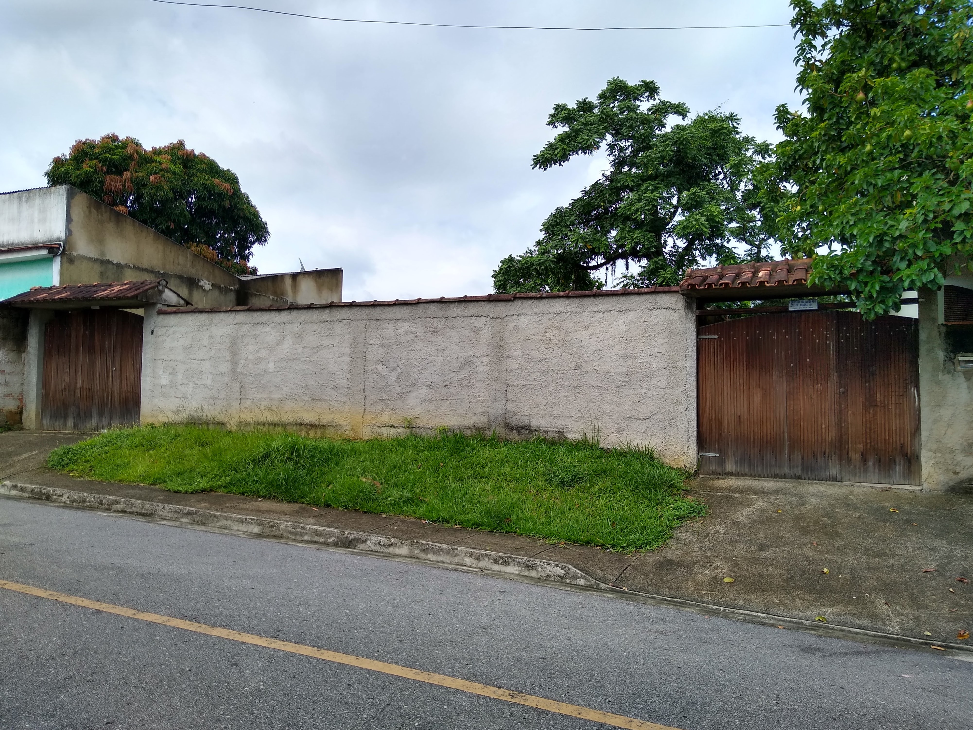 Terreno de 360m² - Plano e Murado