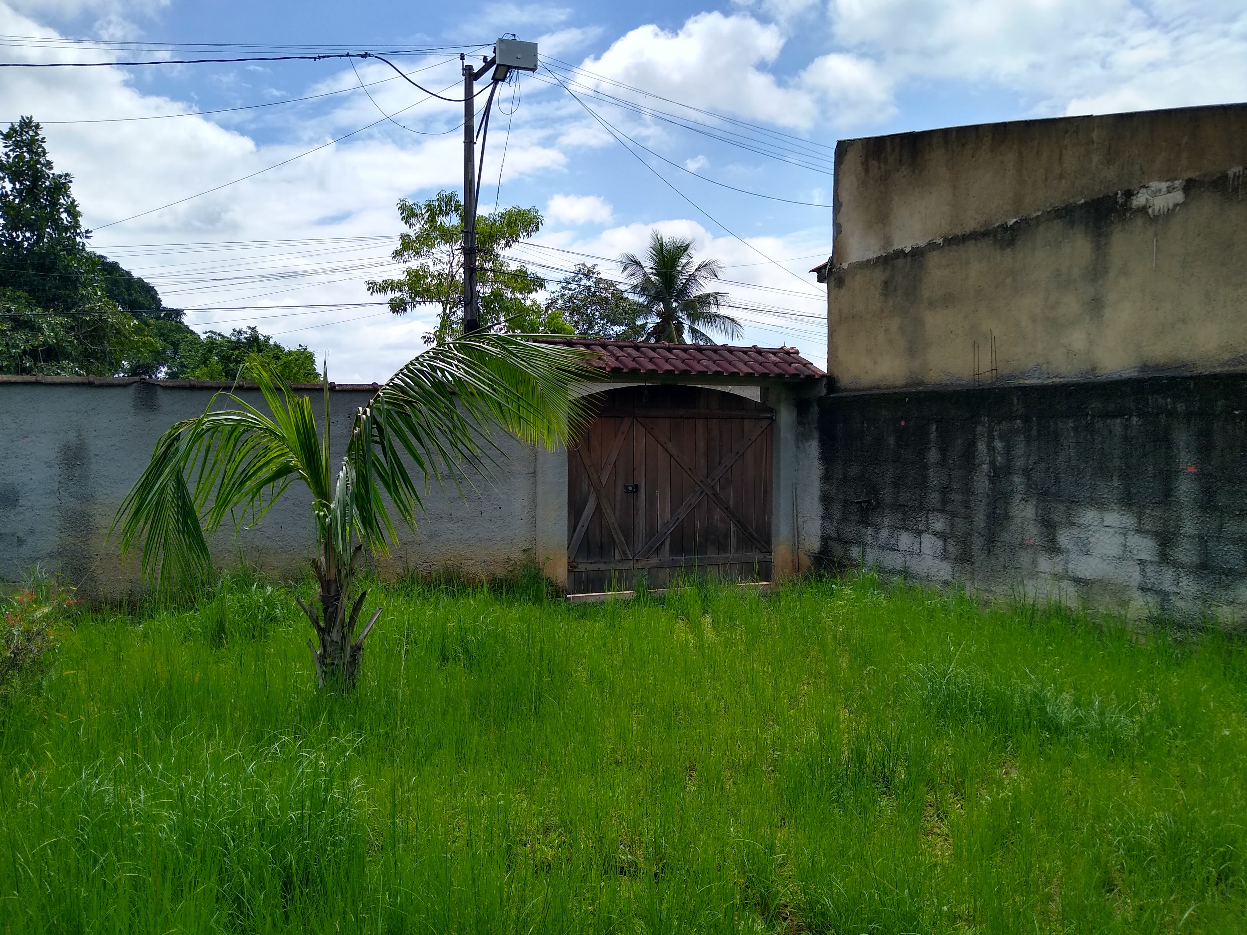 Terreno de 360m² - Plano e Murado