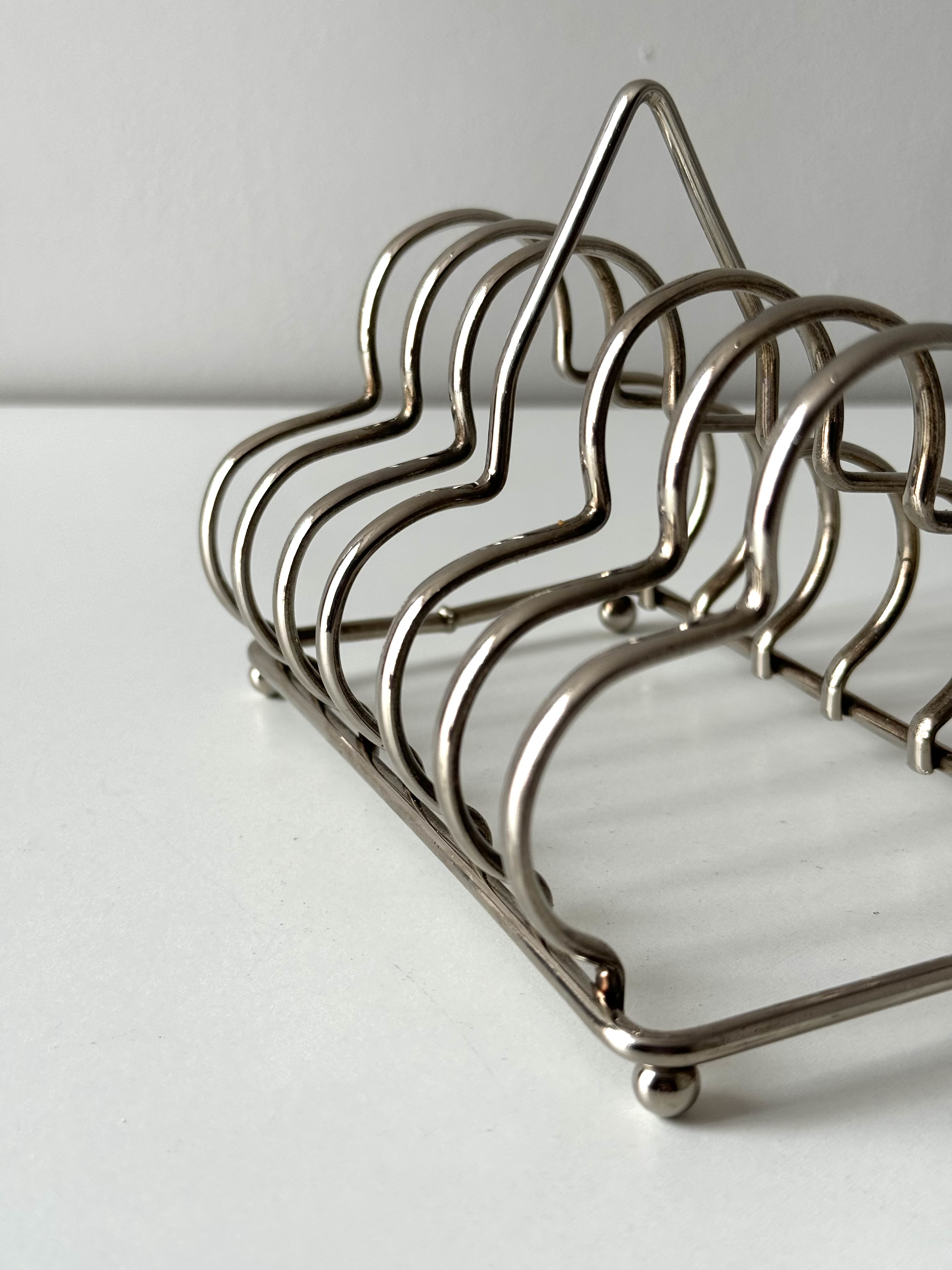 Toast Rack, made in England, silver-plated metal, holds 6 slices of bread