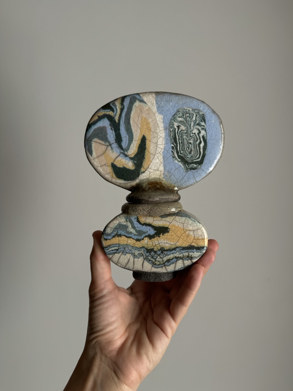 Ceramic perfume bottle with a crackle effect