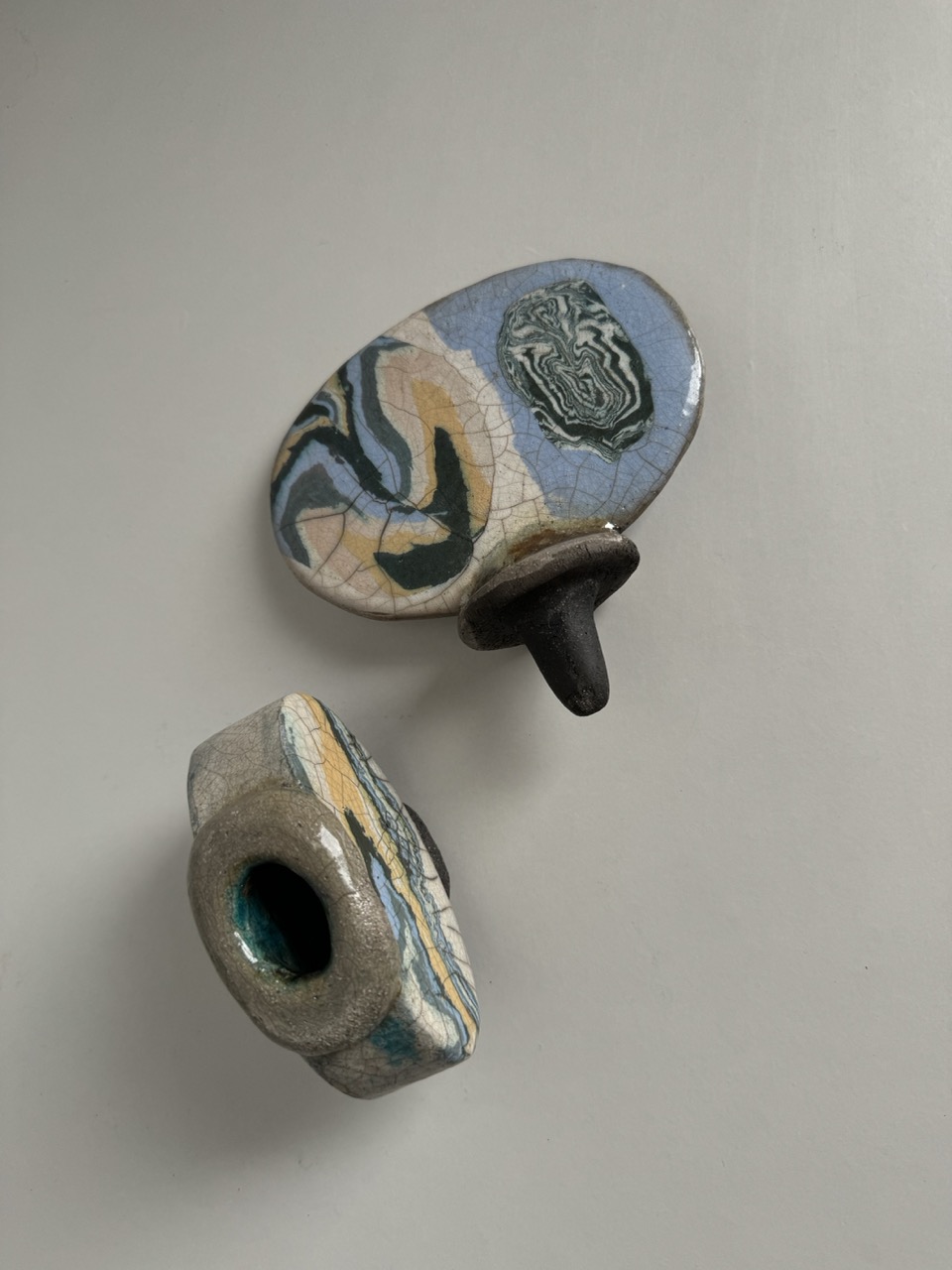 Ceramic perfume bottle with a crackle effect