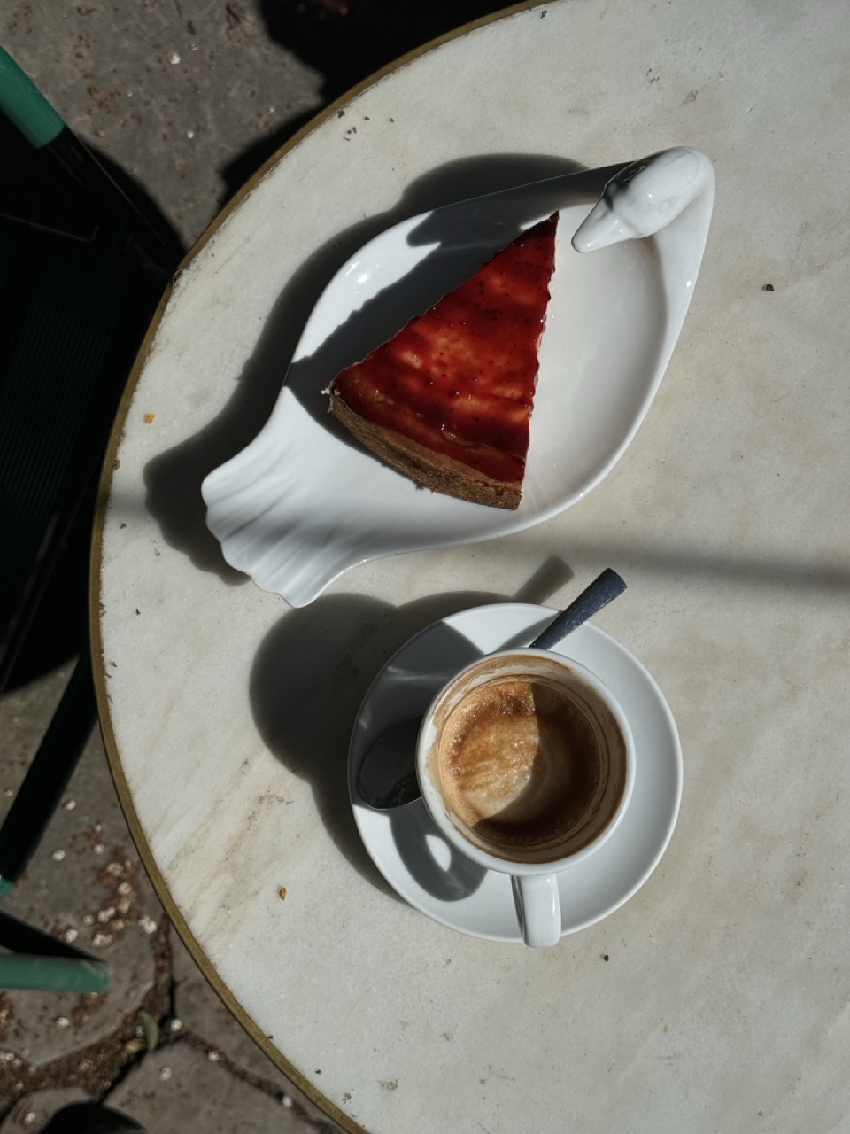 Porcelain serving plate in the shape of a duck / France