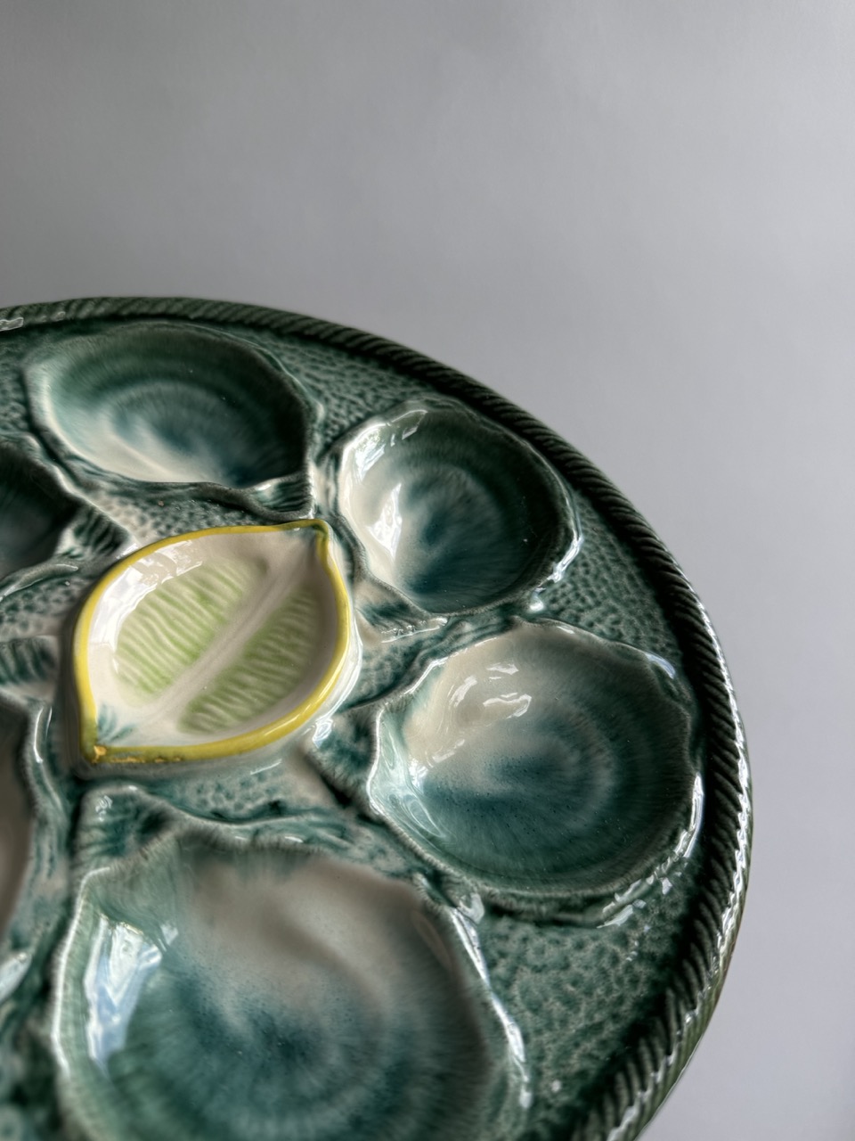 Glazed majolica oyster plates St. Clément/ France