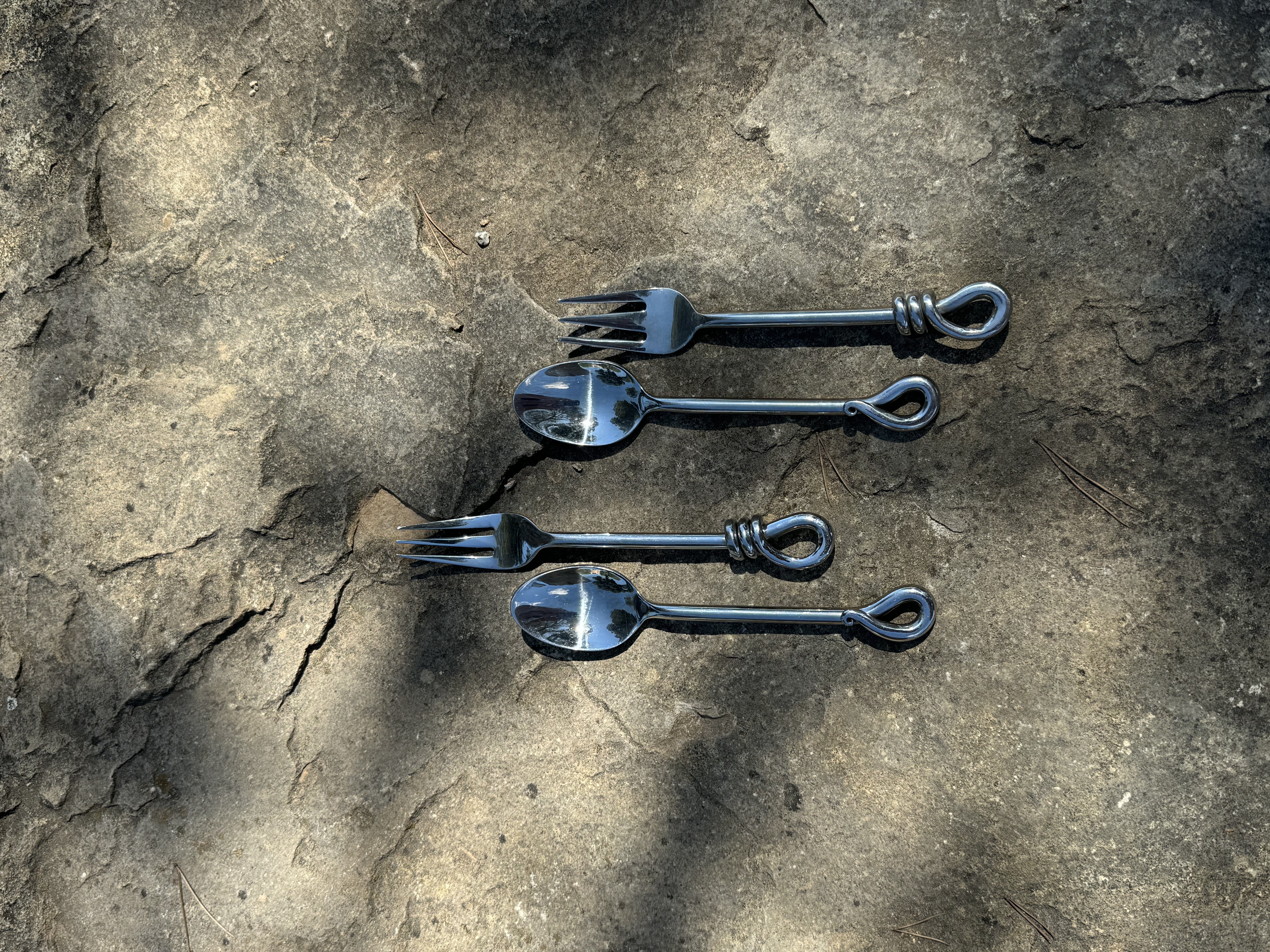 Metal dessert cutlery