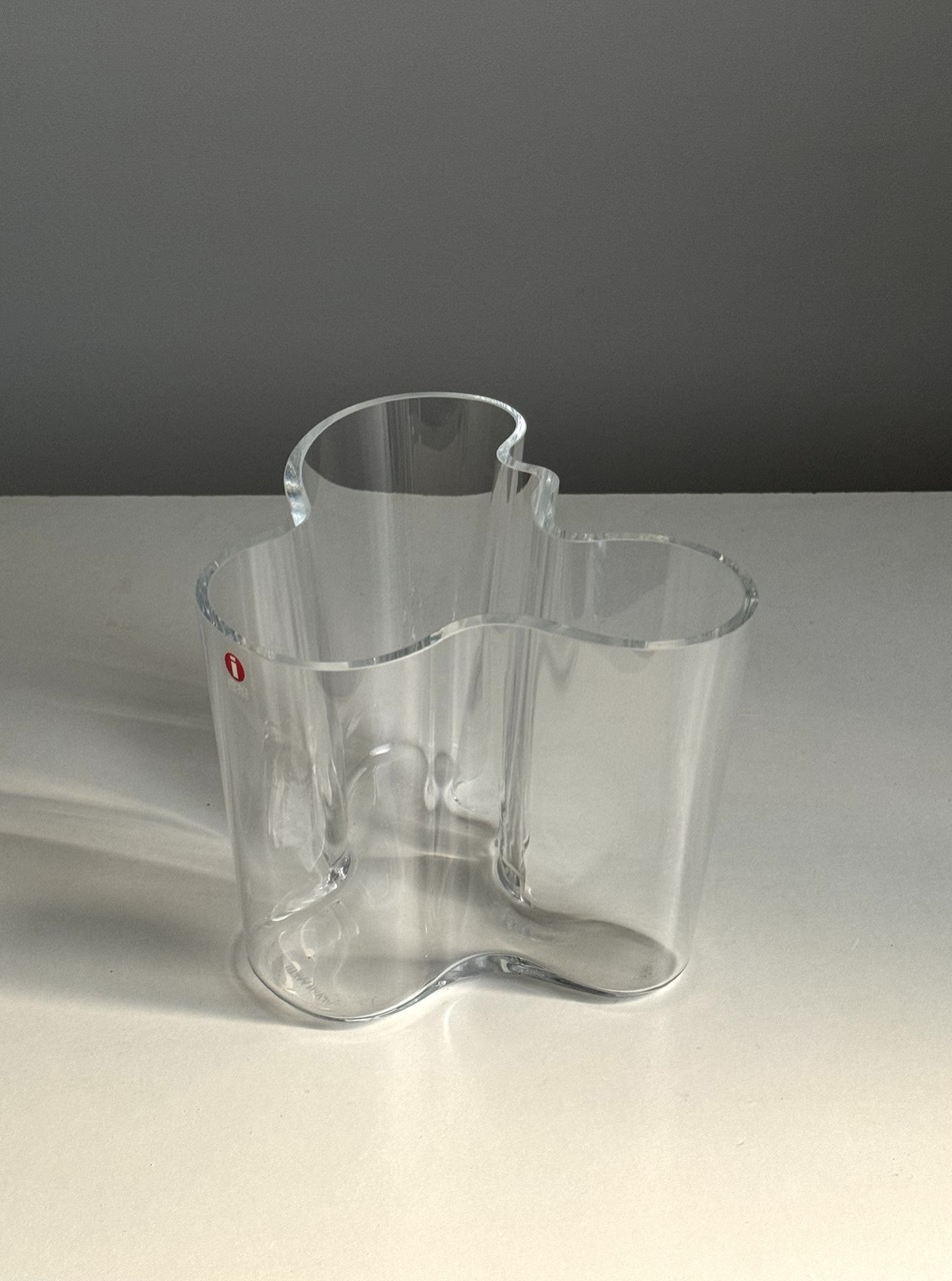 Glass vase : Savoy design by Alvar Aalto