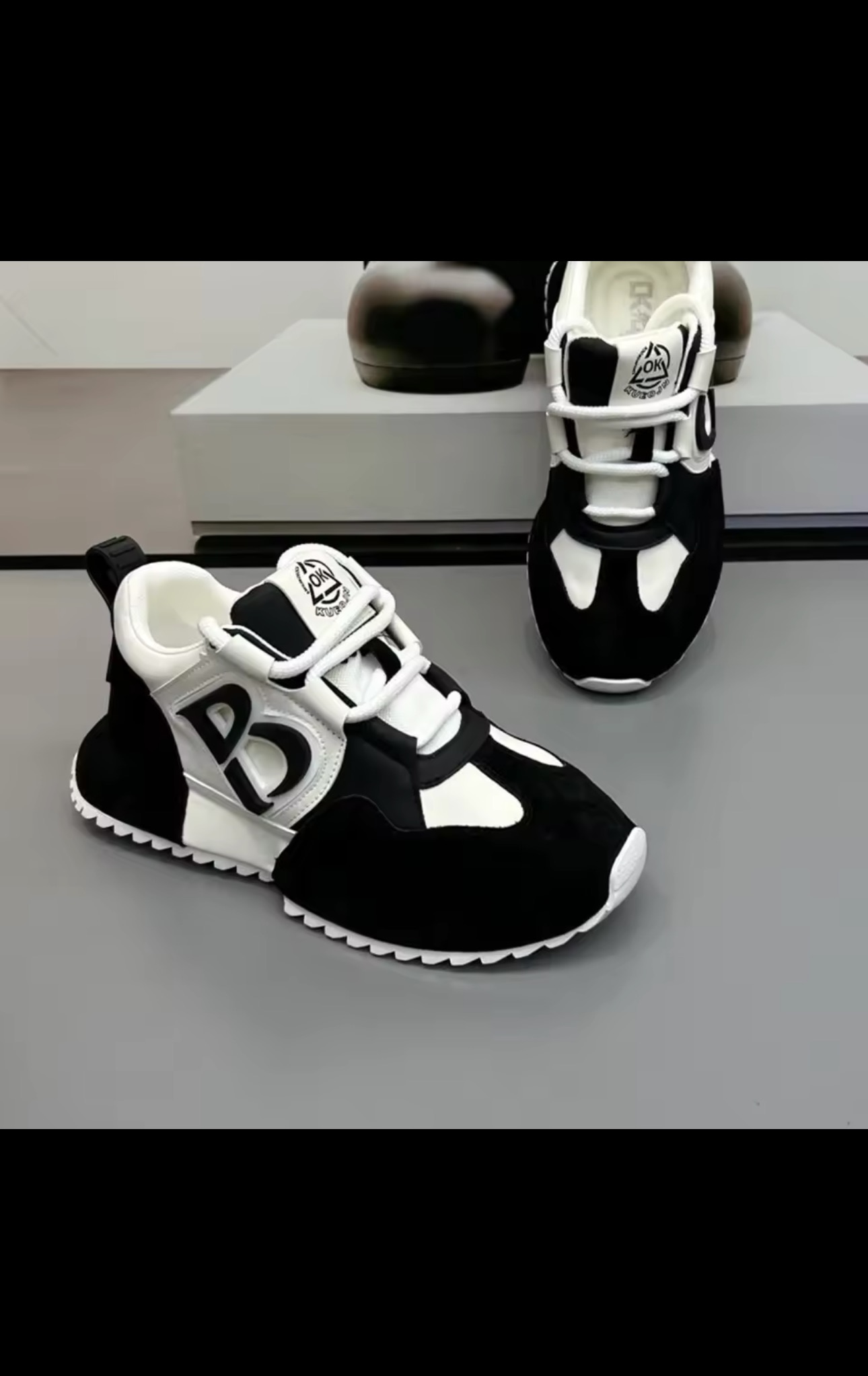 Zapatillas deportivas negras y blancas