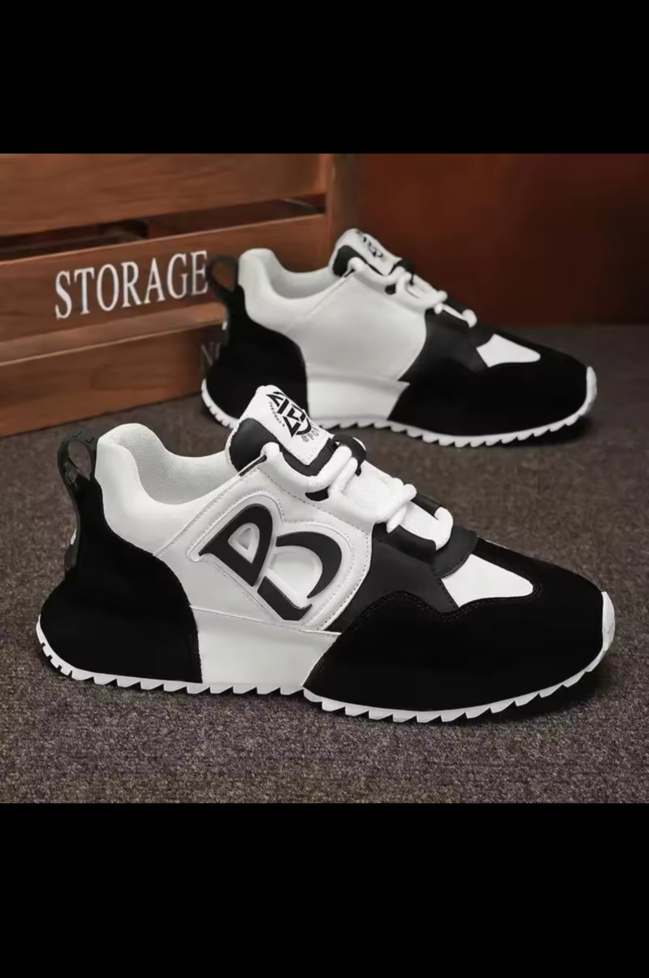 Zapatillas deportivas negras y blancas