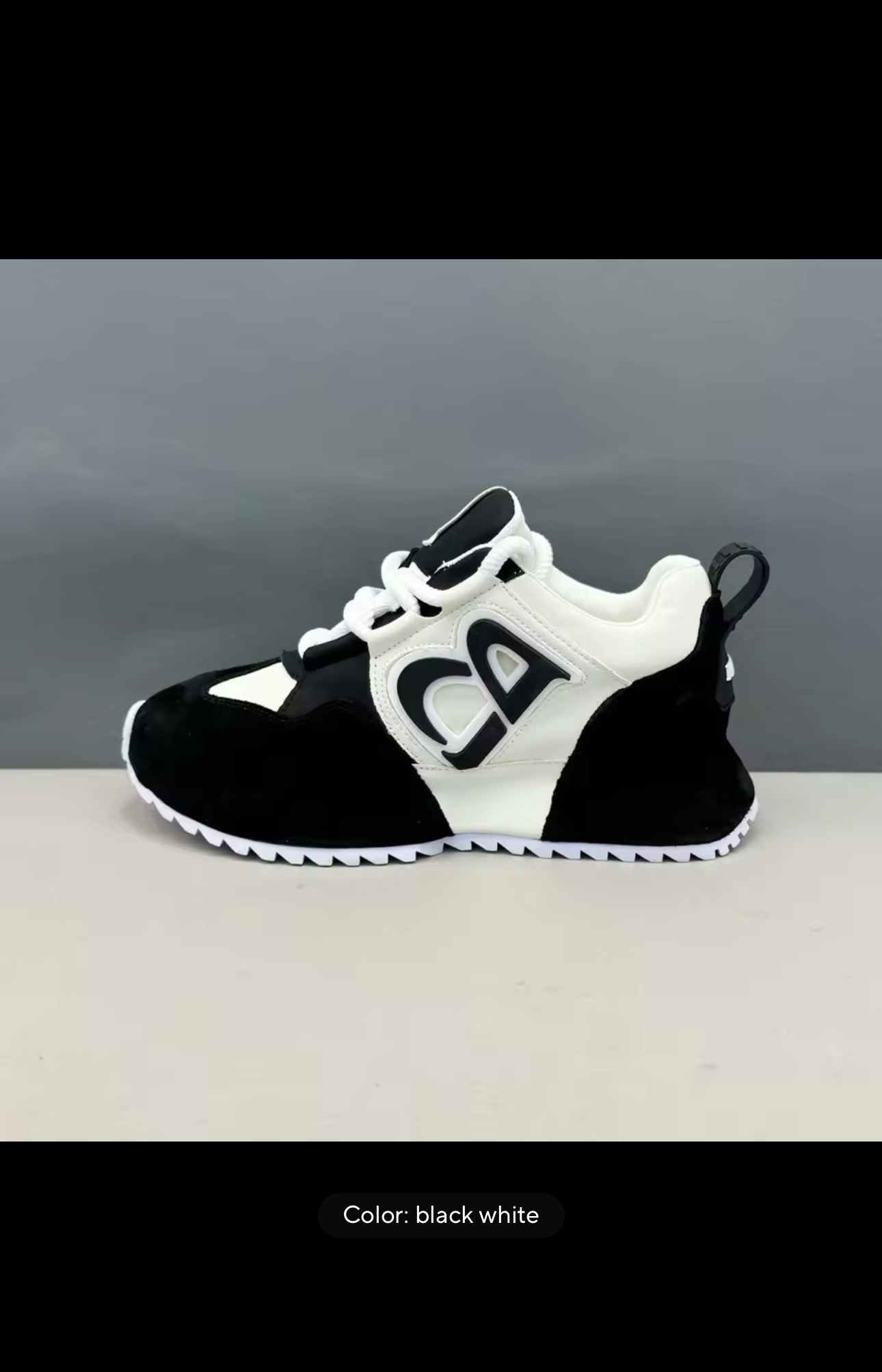 Zapatillas deportivas negras y blancas