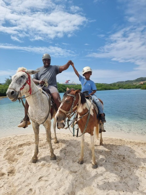 Roatán Horseback Adventure: Ride Through Paradise!  