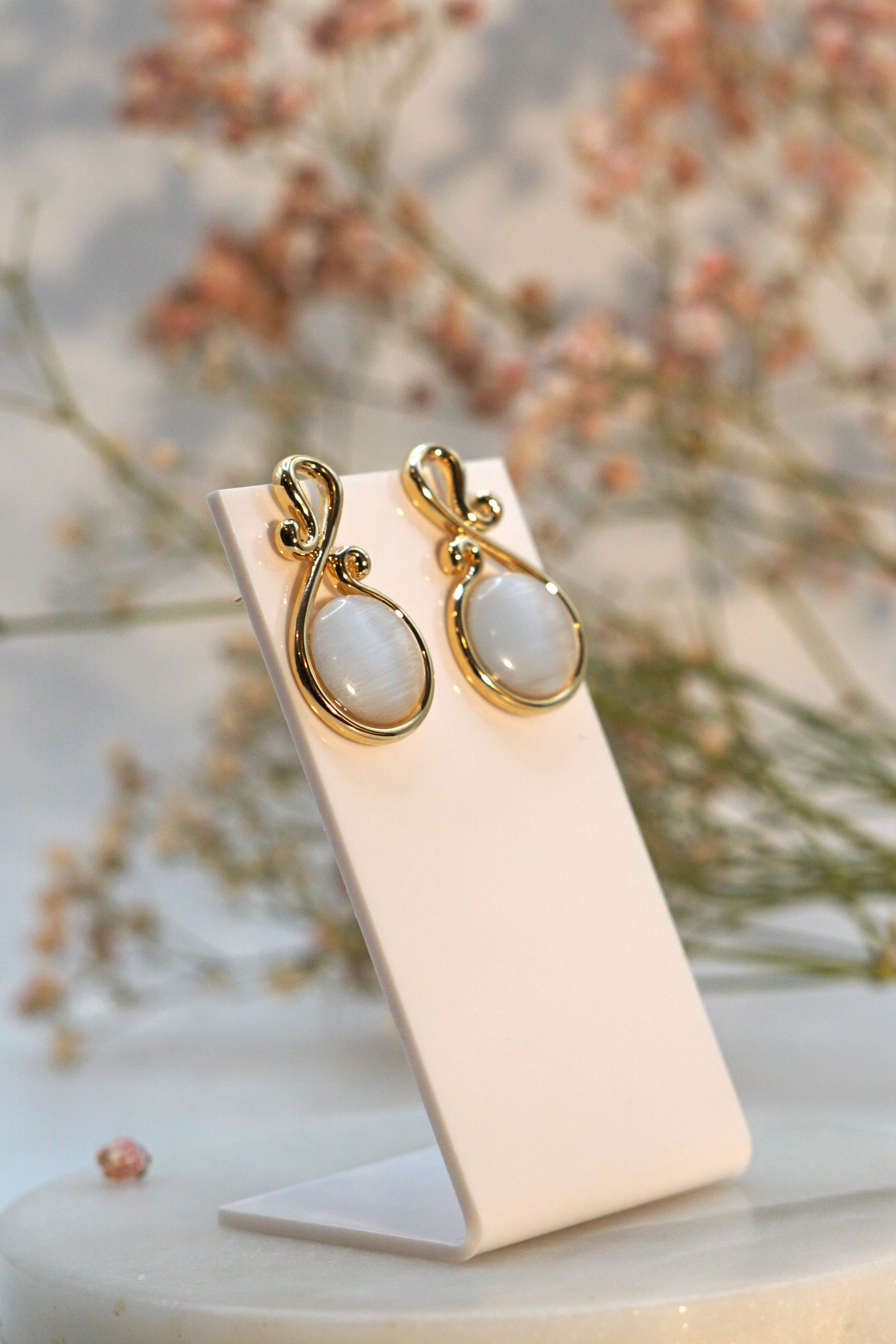 Elegant Gold and Mother of Pearls Earring