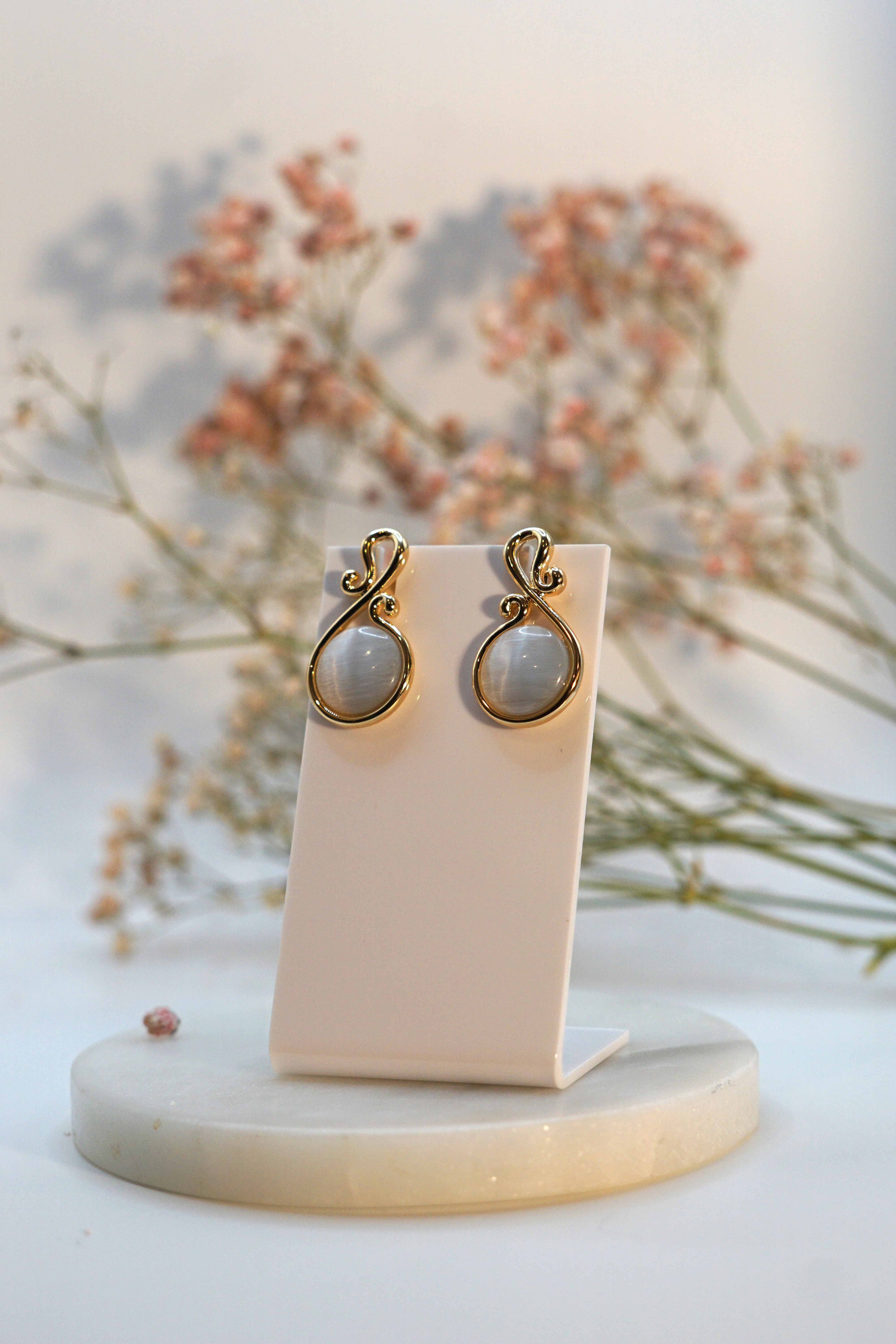 Elegant Gold and Mother of Pearls Earring