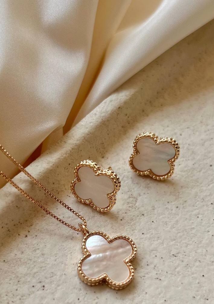 Flower Pendant Necklace and Earrings. Mother of Pearls