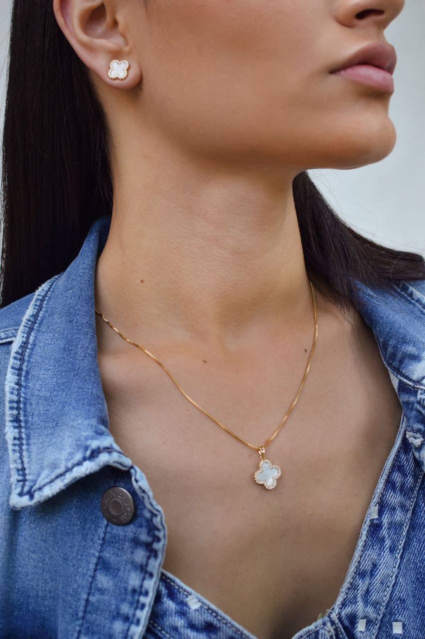 Flower Pendant Necklace and Earrings. Mother of Pearls