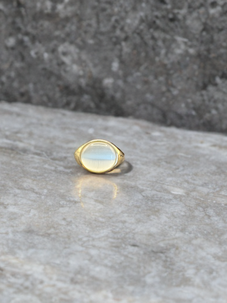 Gold Ring with Mother of Pearls Stone