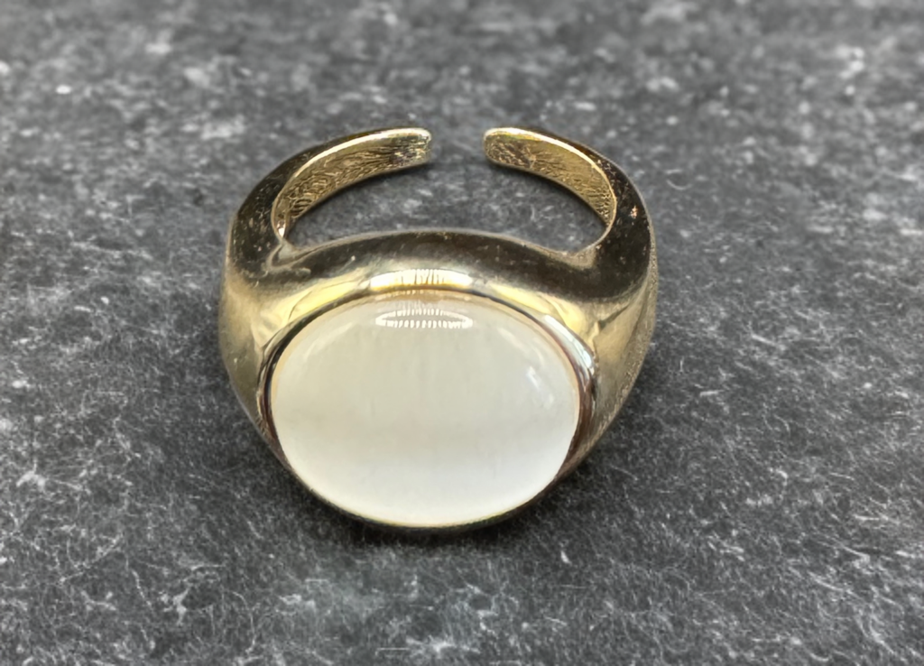 Gold Ring with Mother of Pearls Stone
