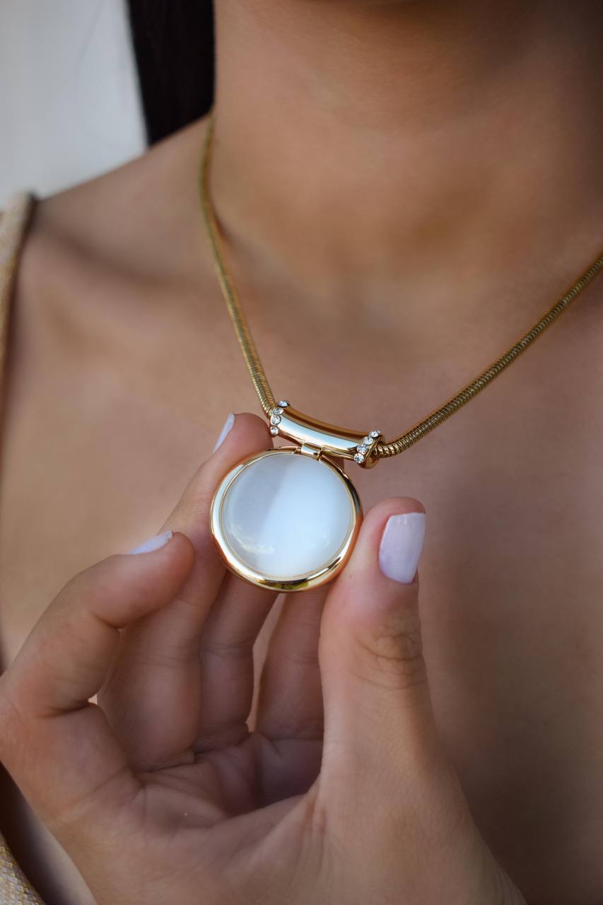 Elegant Gold Pendant Necklace