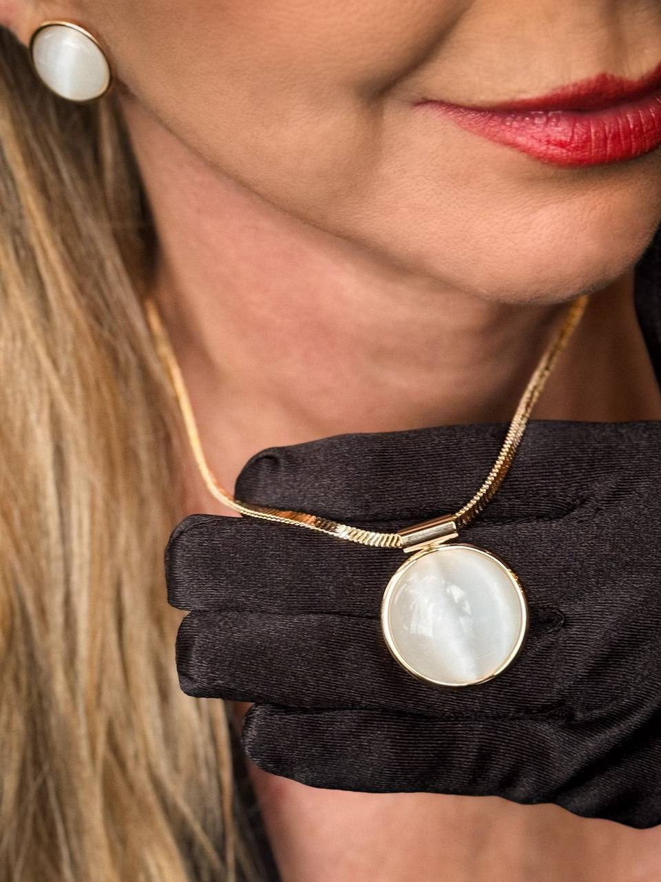 Elegant Gold Pendant Necklace