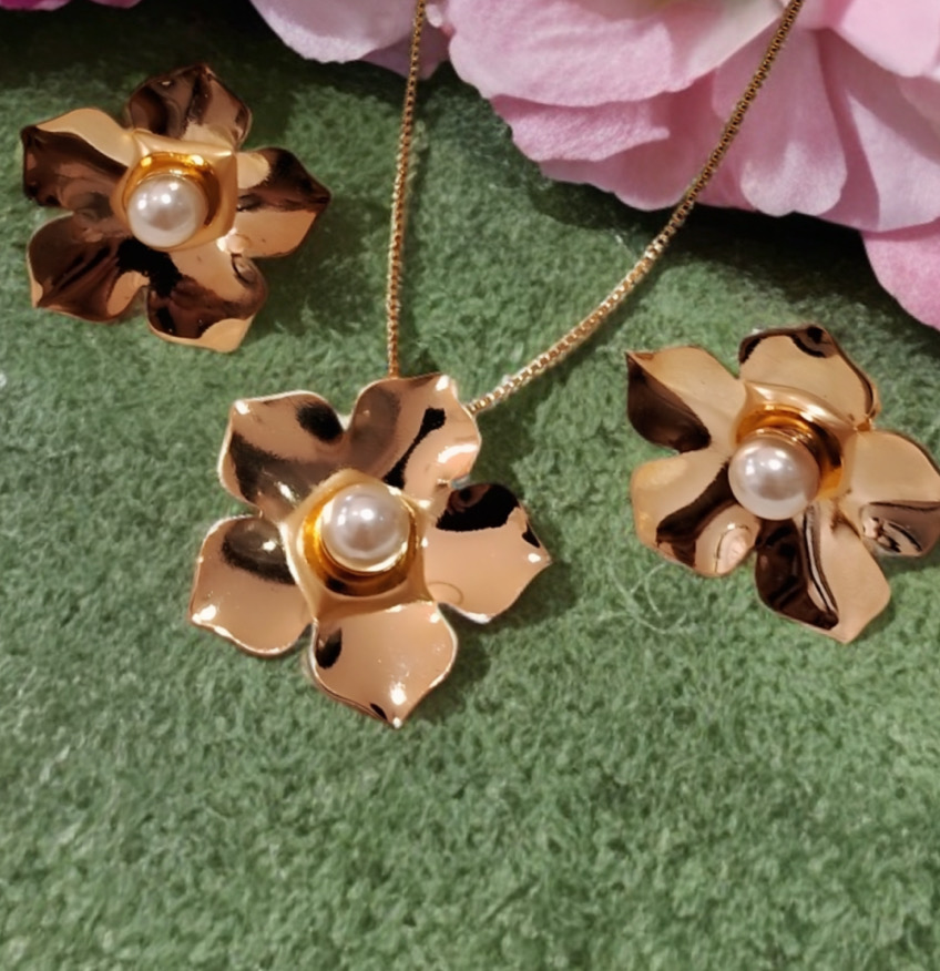 Elegant Gold Flower Jewelry Set