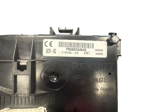 Boite à fusibles Clio 2 P8200234045 