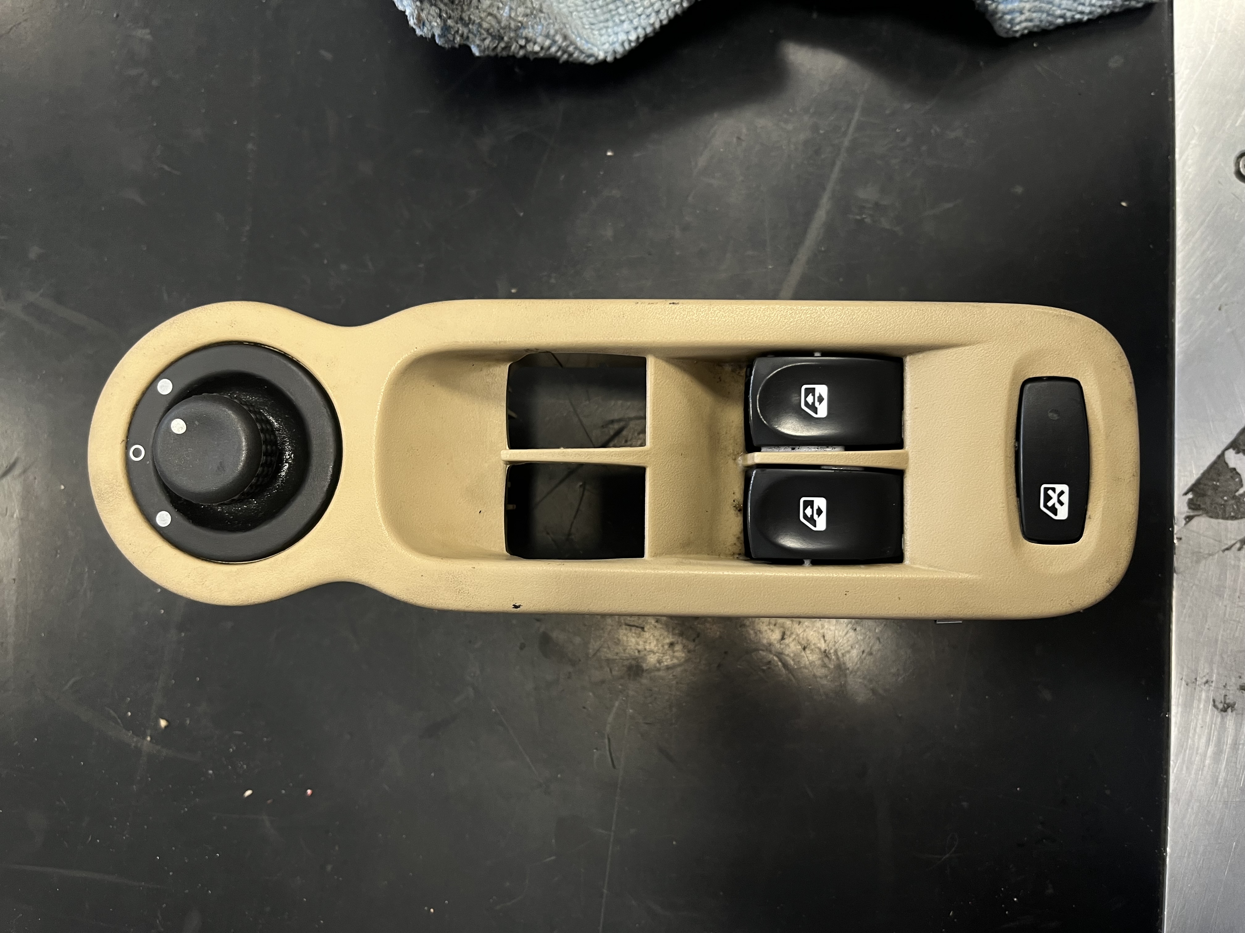 Interrupteur lève-vitre AVG Renault Modus 8200417851