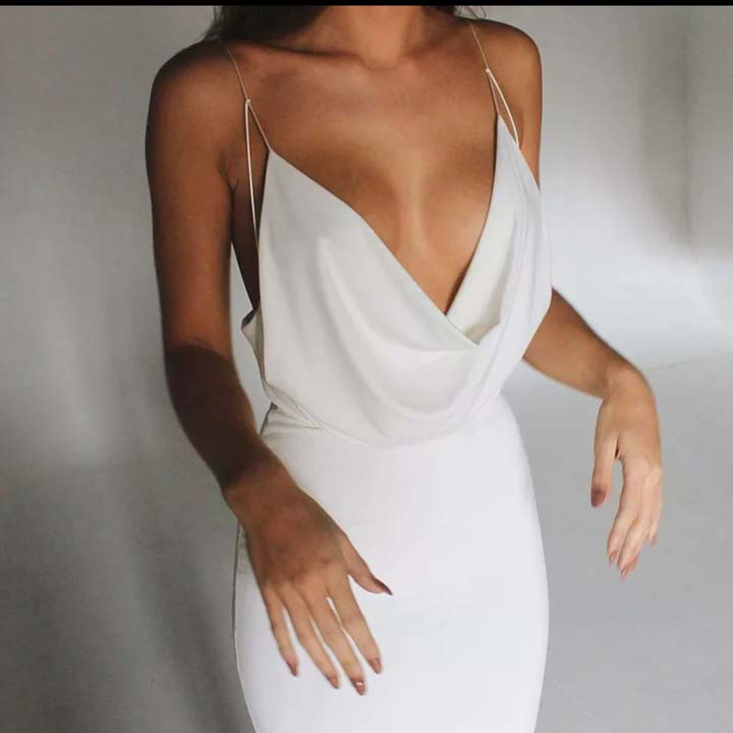 VESTIDO CURTO ALÇA FINA ESTILO GOLA BOBA FRENTE UNICA EM MICROFIBRA FORRADO.