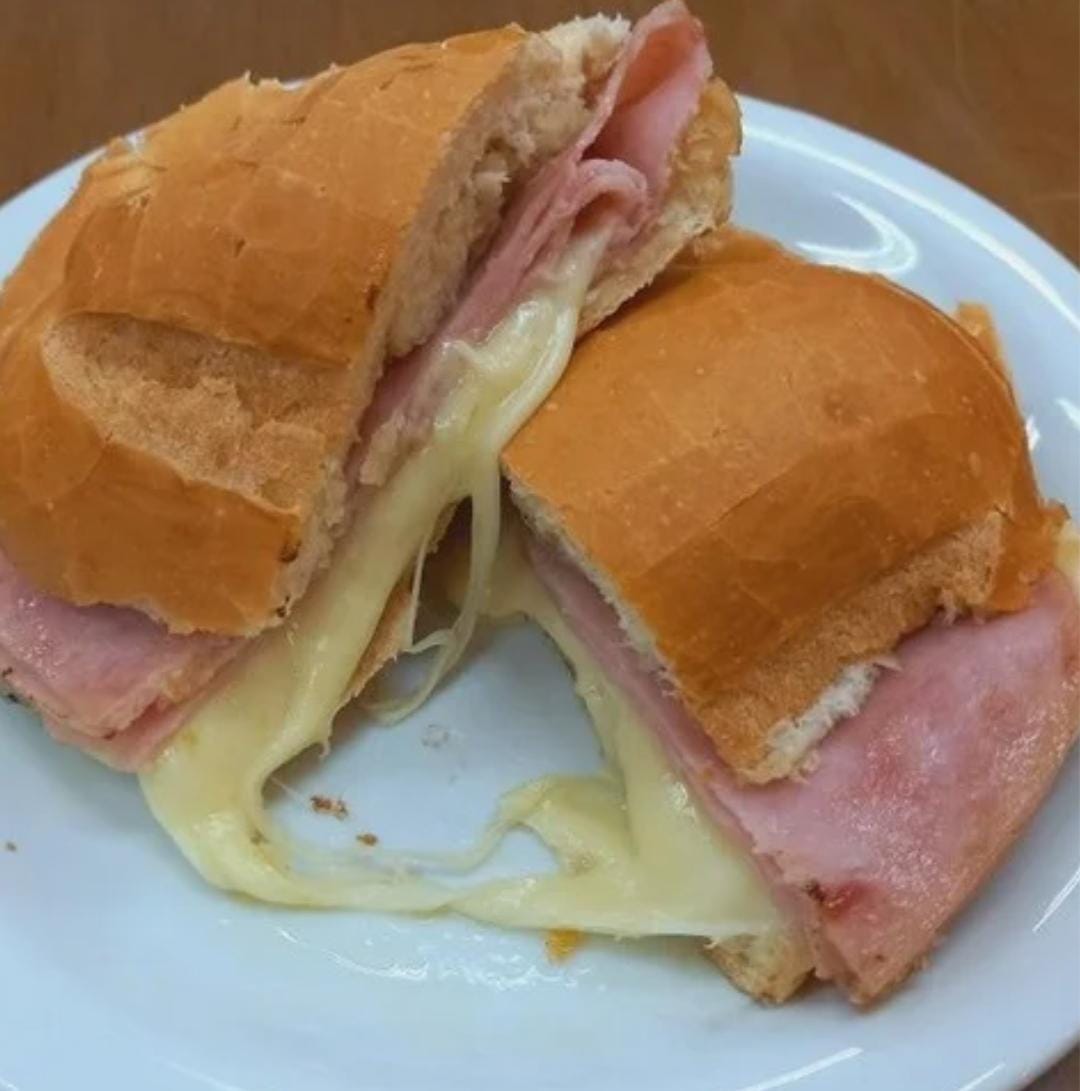 Pão+presunto+mussarela+ orégano+tomate