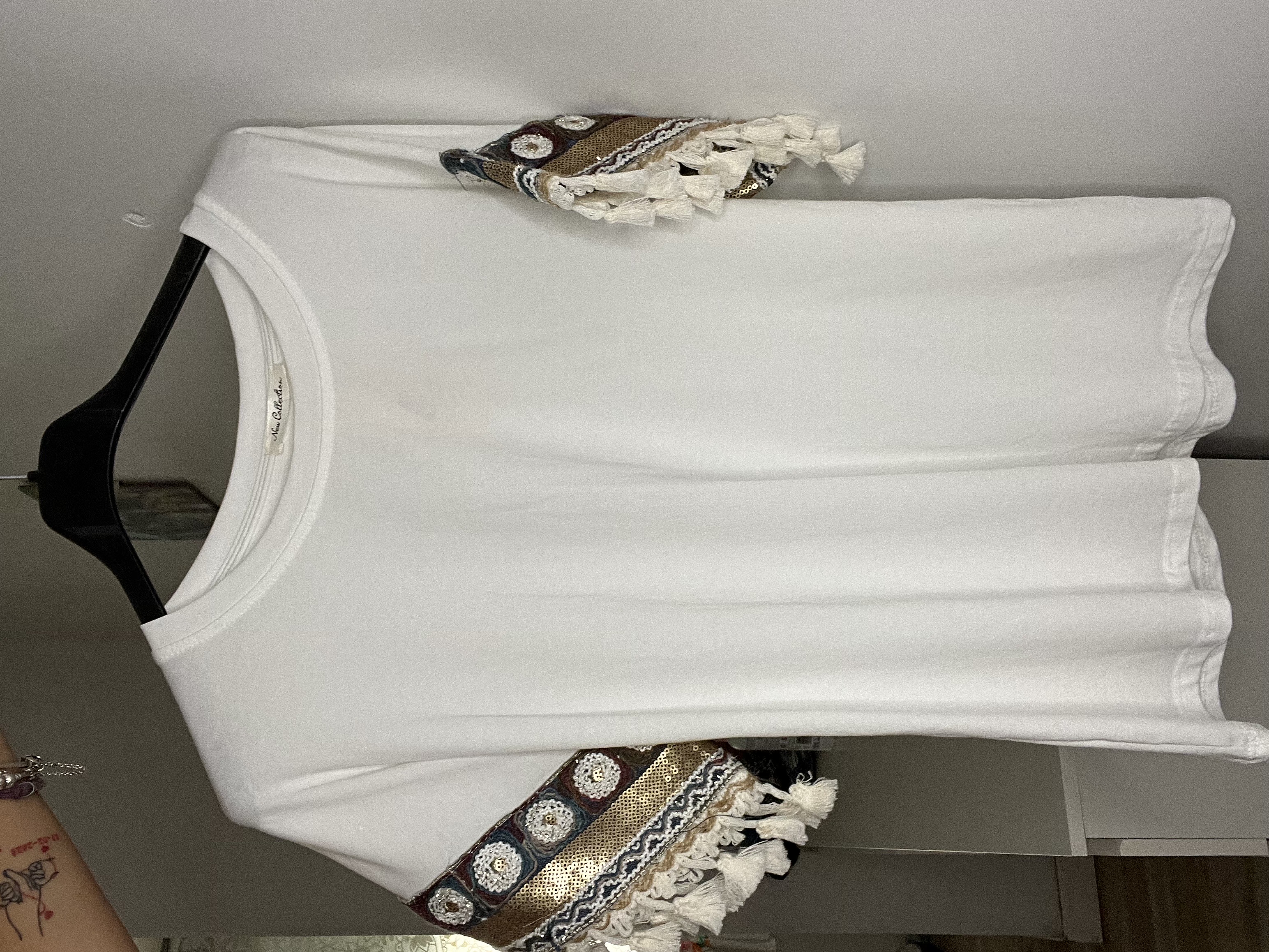 Camiseta blanca con detalles étnicos