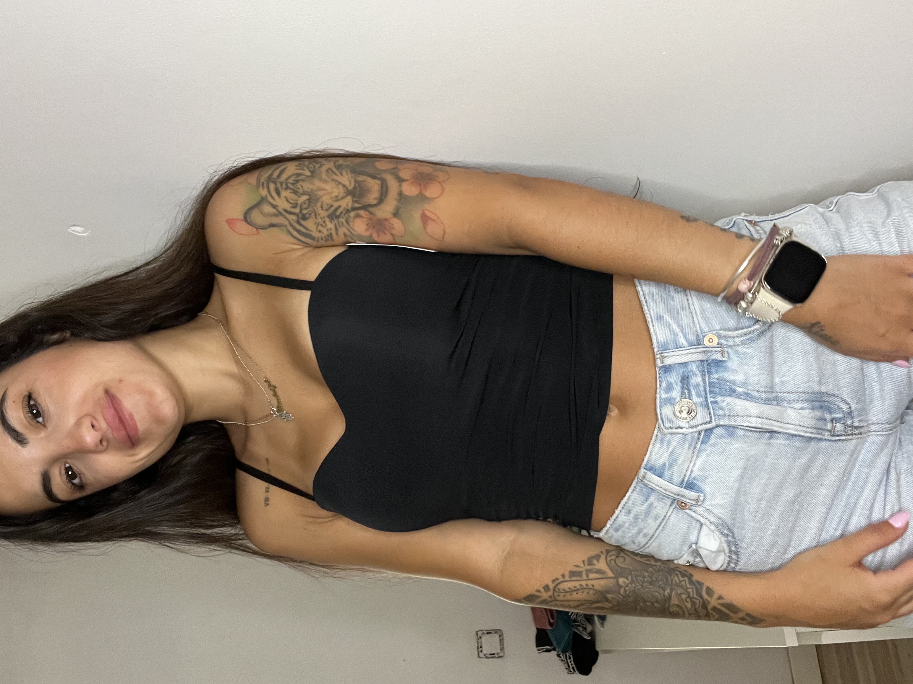 Top corto negro de tirantes