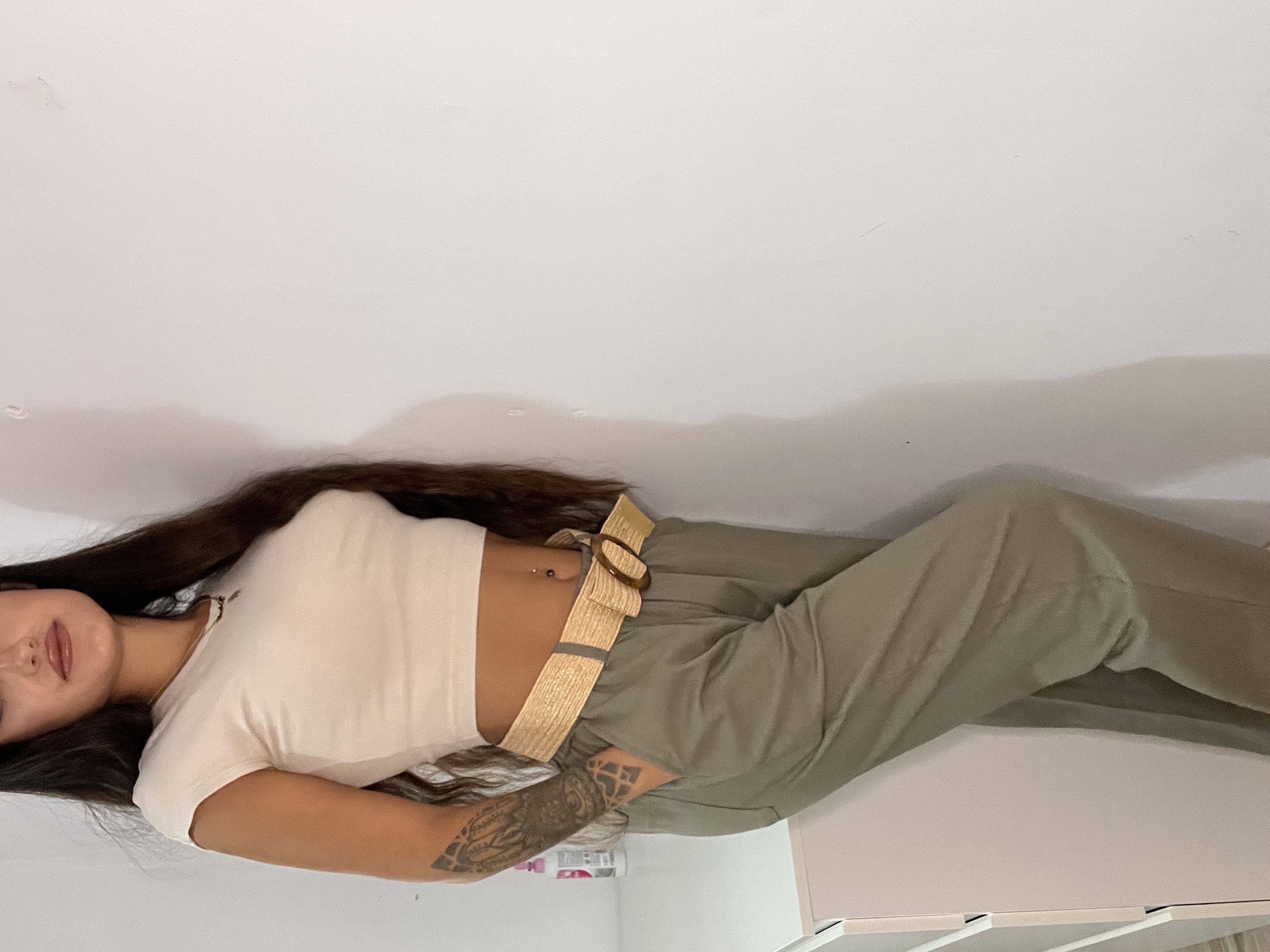 Pantalón verde oliva con cinturón