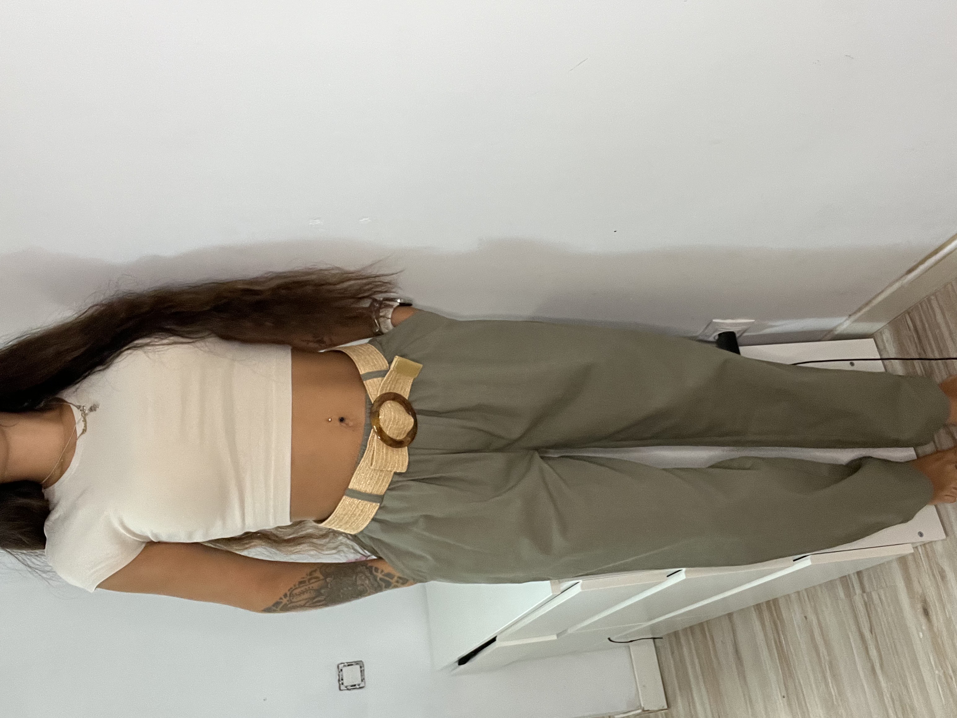 Pantalón verde oliva con cinturón