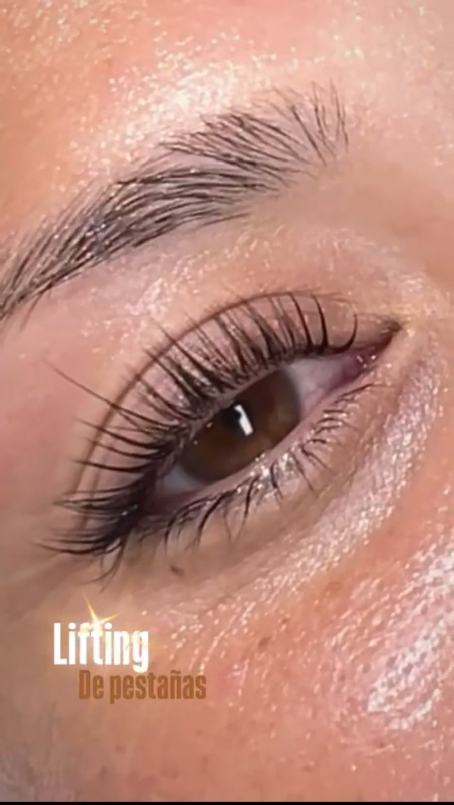 "Lifting de Pestañas: ¡Ojos de Impacto Sin Máscara! ✨"  
