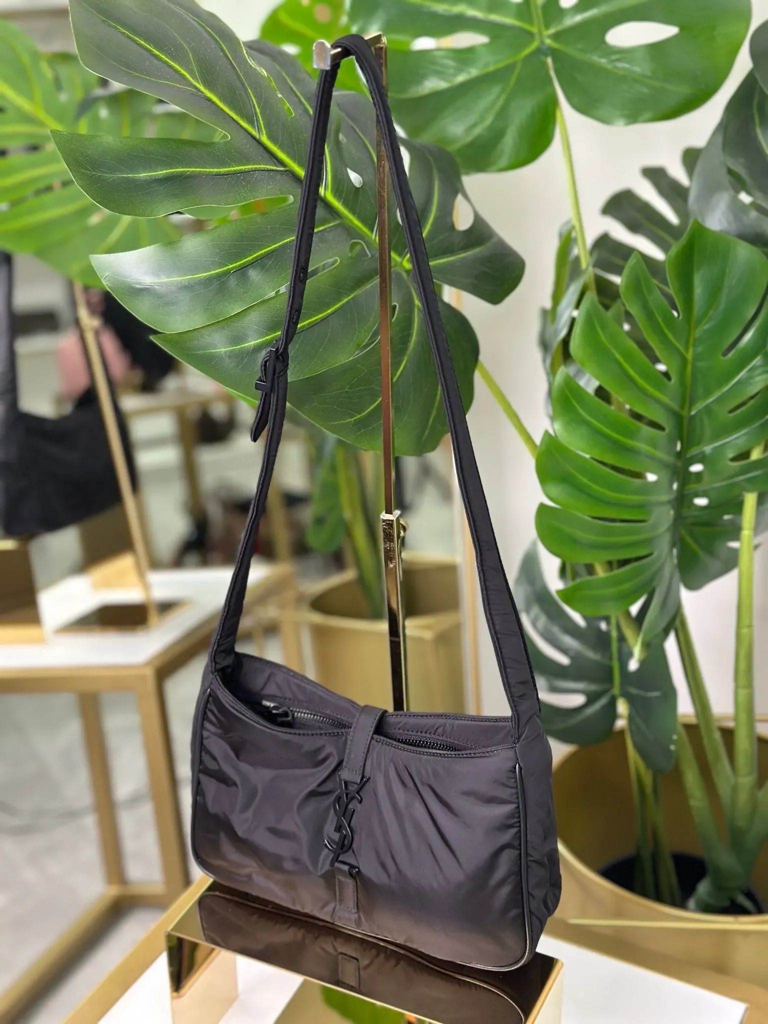 Saint Laurent 5 a 7 Nylon Negro Sin uso