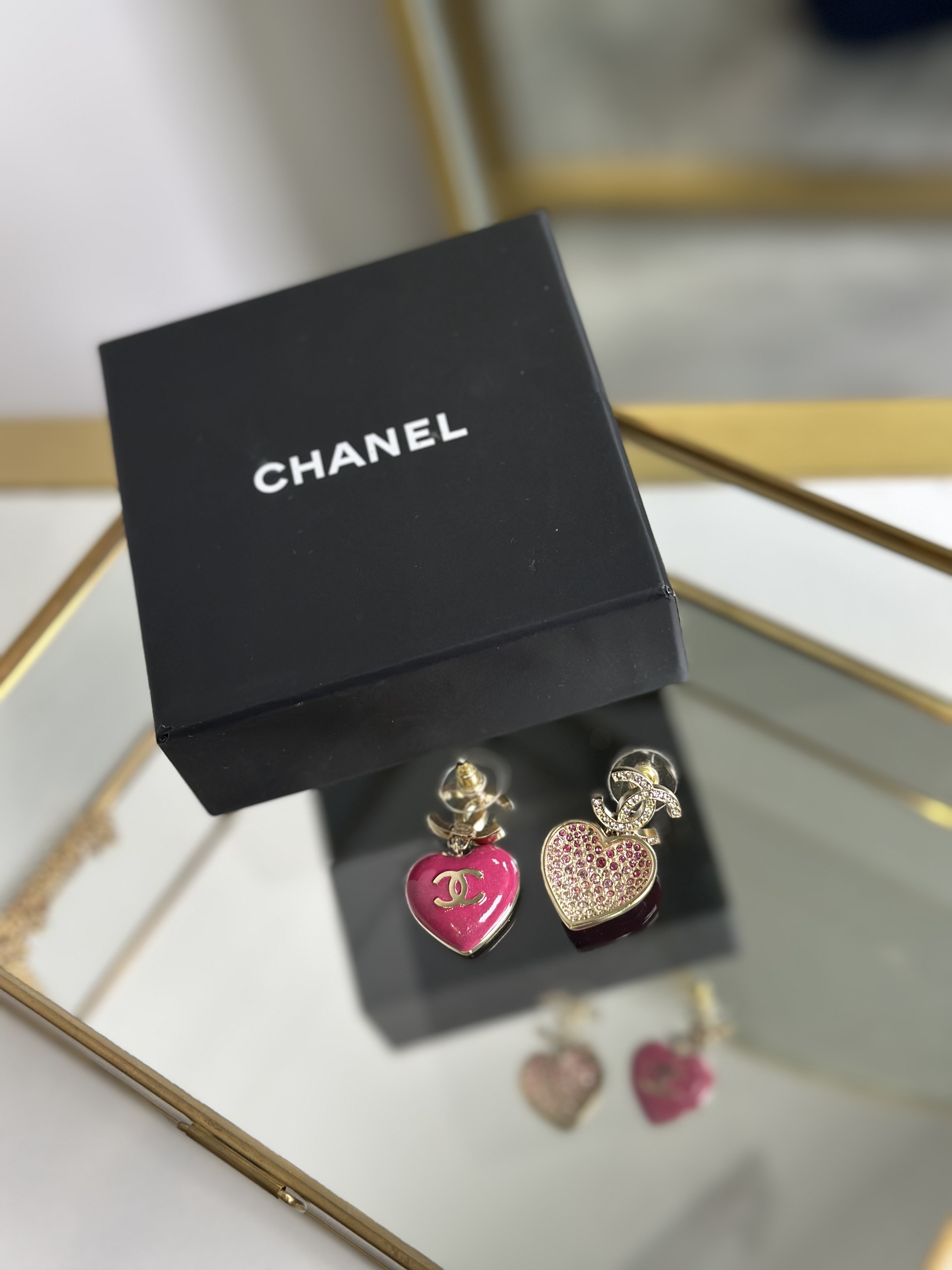 Chanel pendientes con diseño de corazón