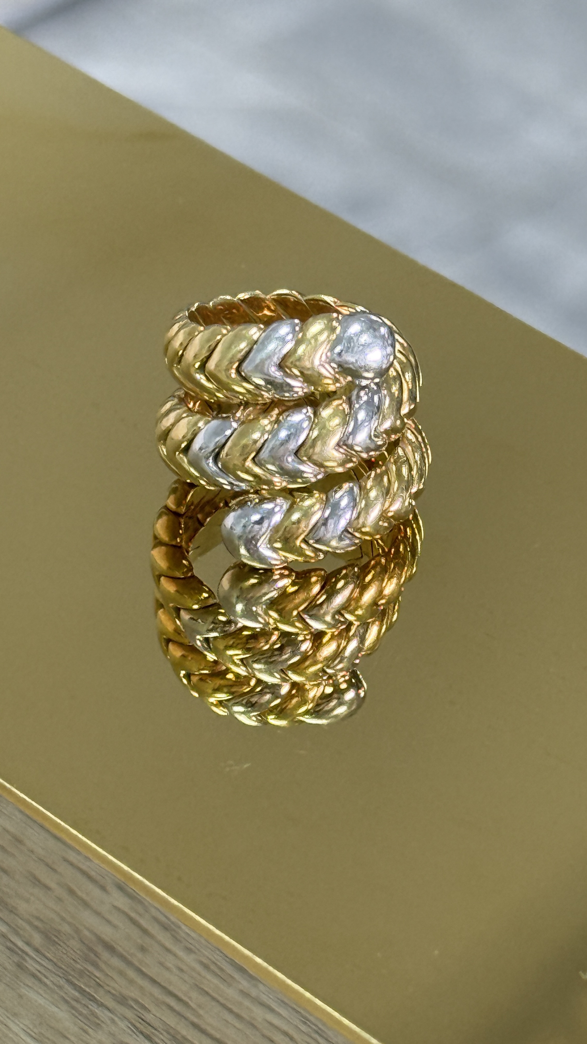 Anillo de oro 18k oro amarillo y blanco talla 6 25.8g.