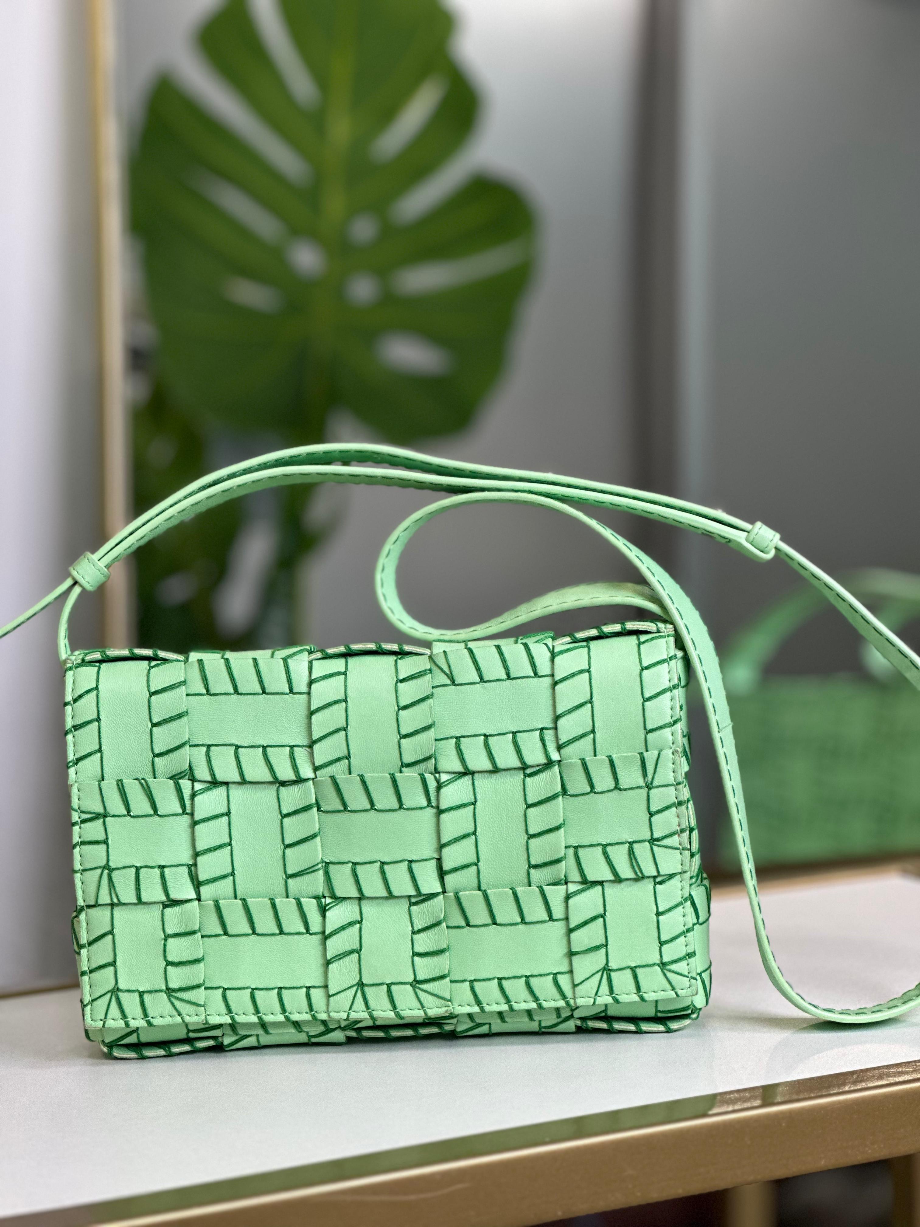 BOTTEGA VENETA CASSETTE SIN USO