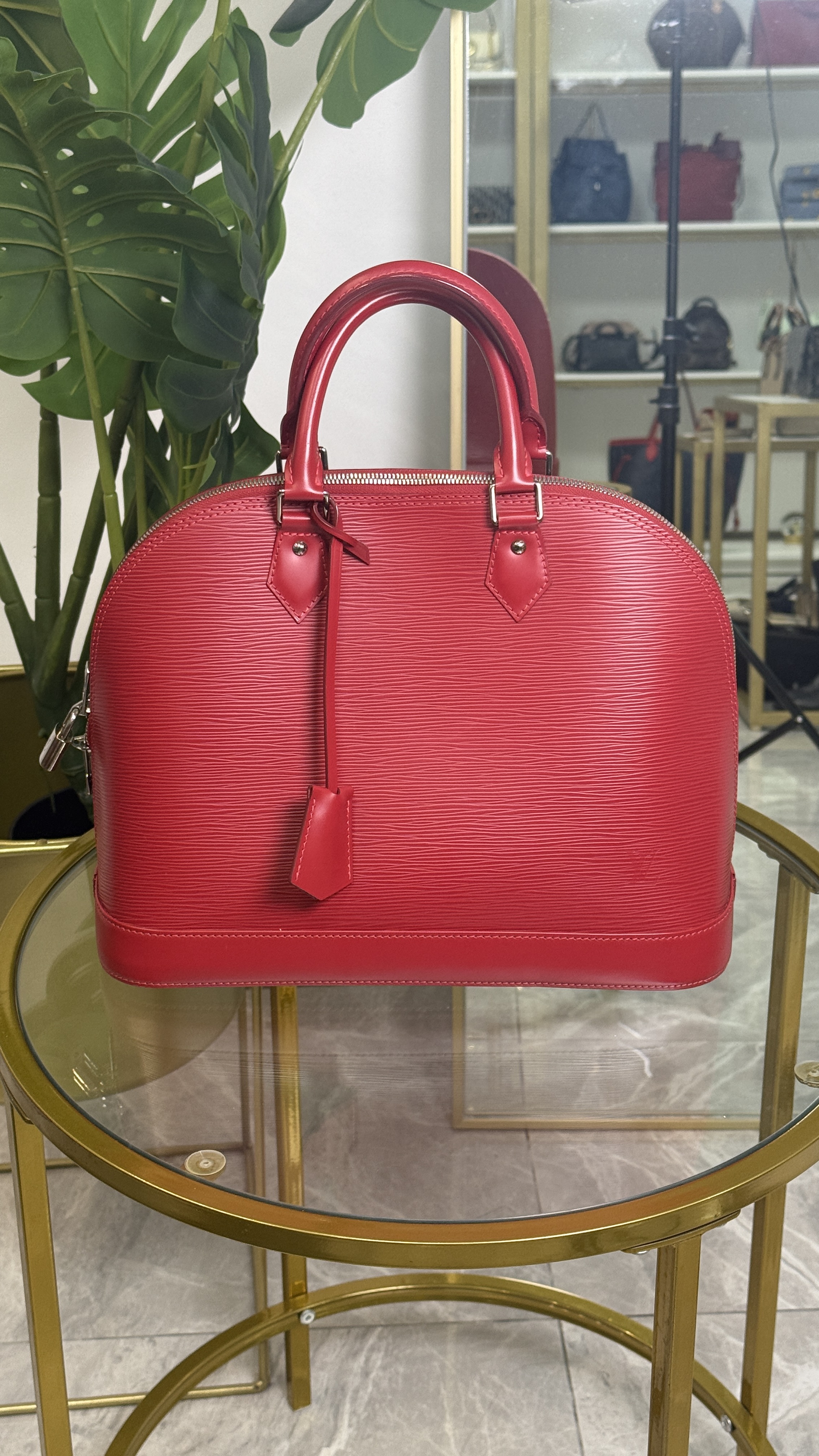 Louis Vuitton Alma mediano epi leather rojo