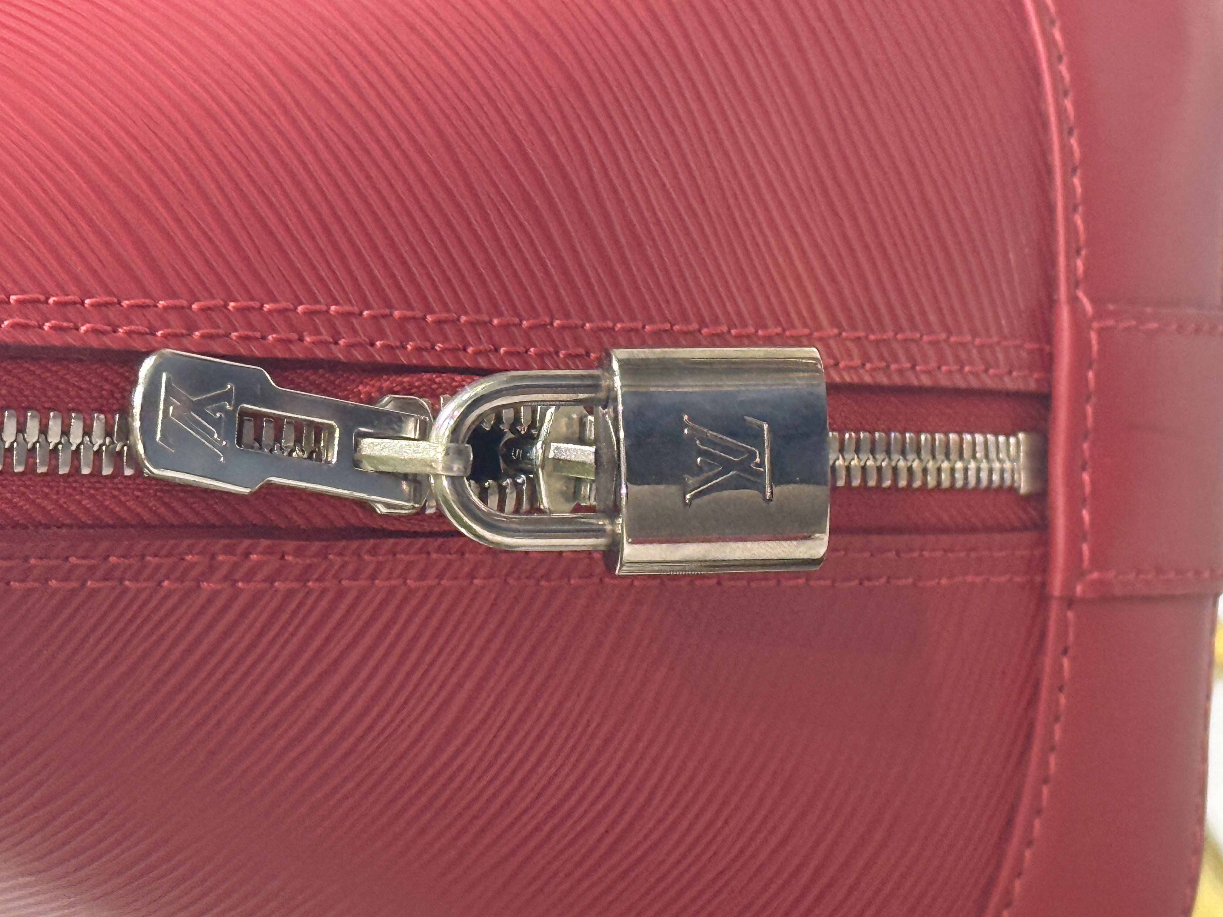 Louis Vuitton Alma mediano epi leather rojo