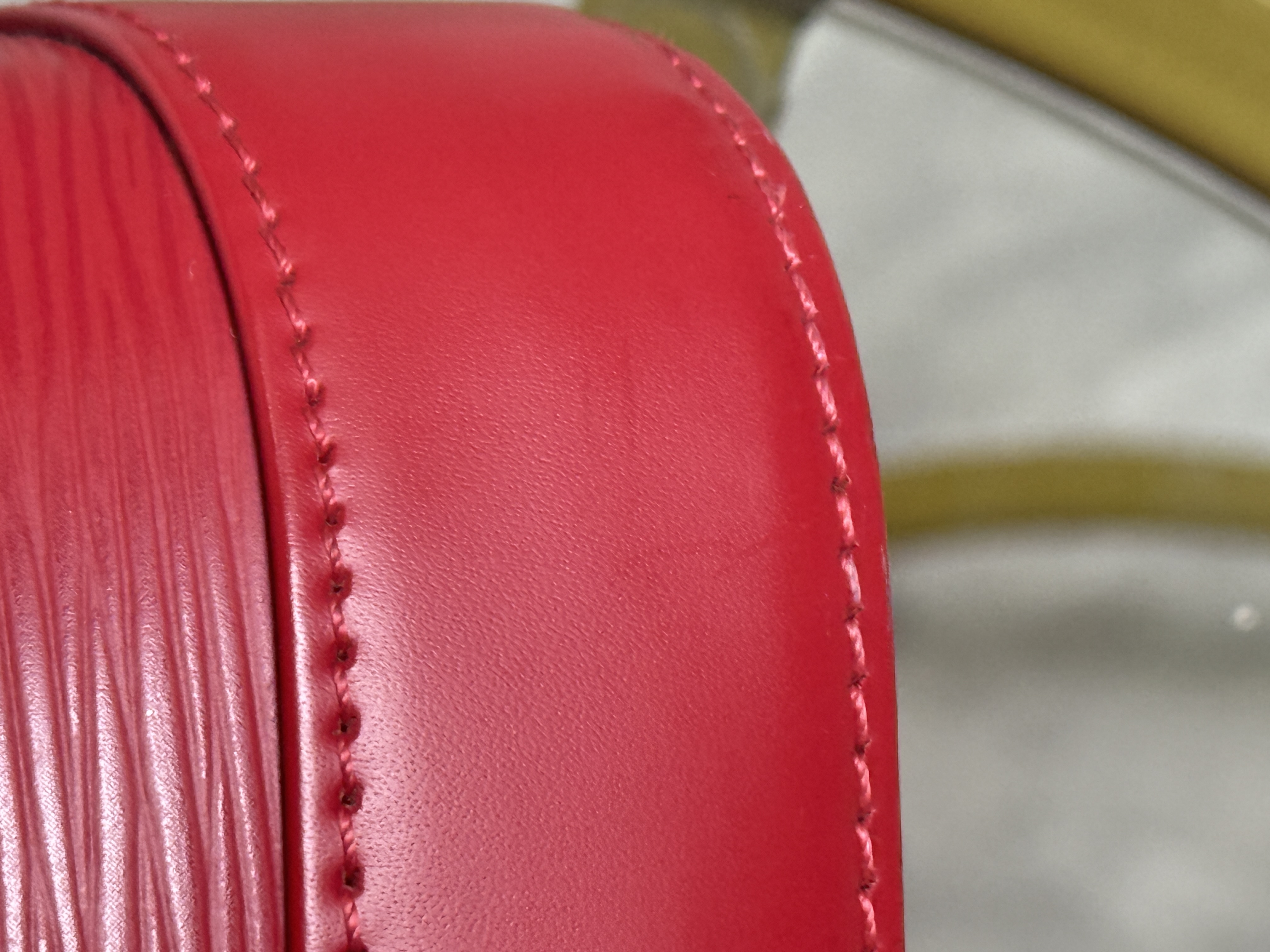 Louis Vuitton Alma mediano epi leather rojo