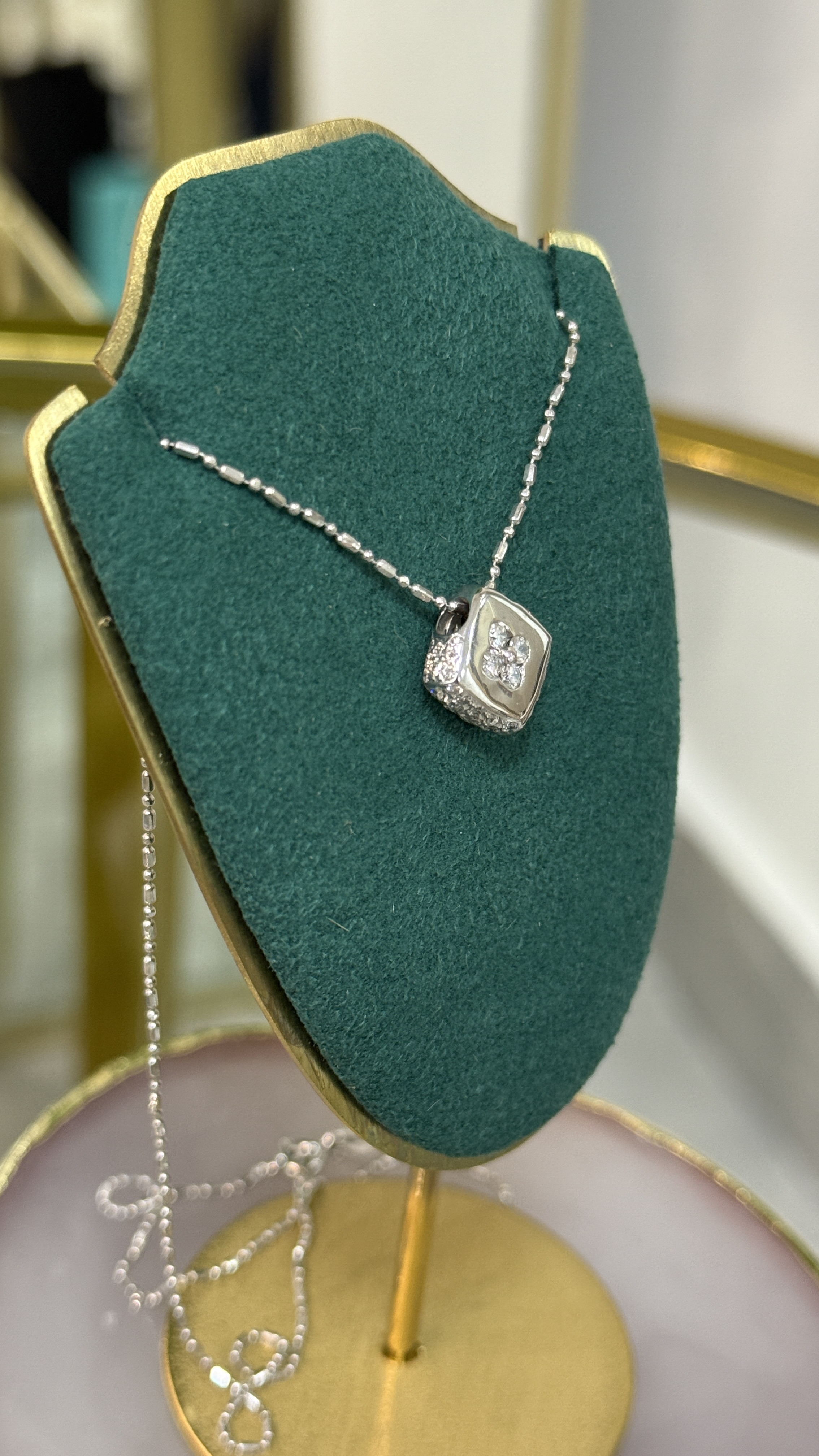 Collar y Dije Oro Blanco 18k  Diamantes .80 ct