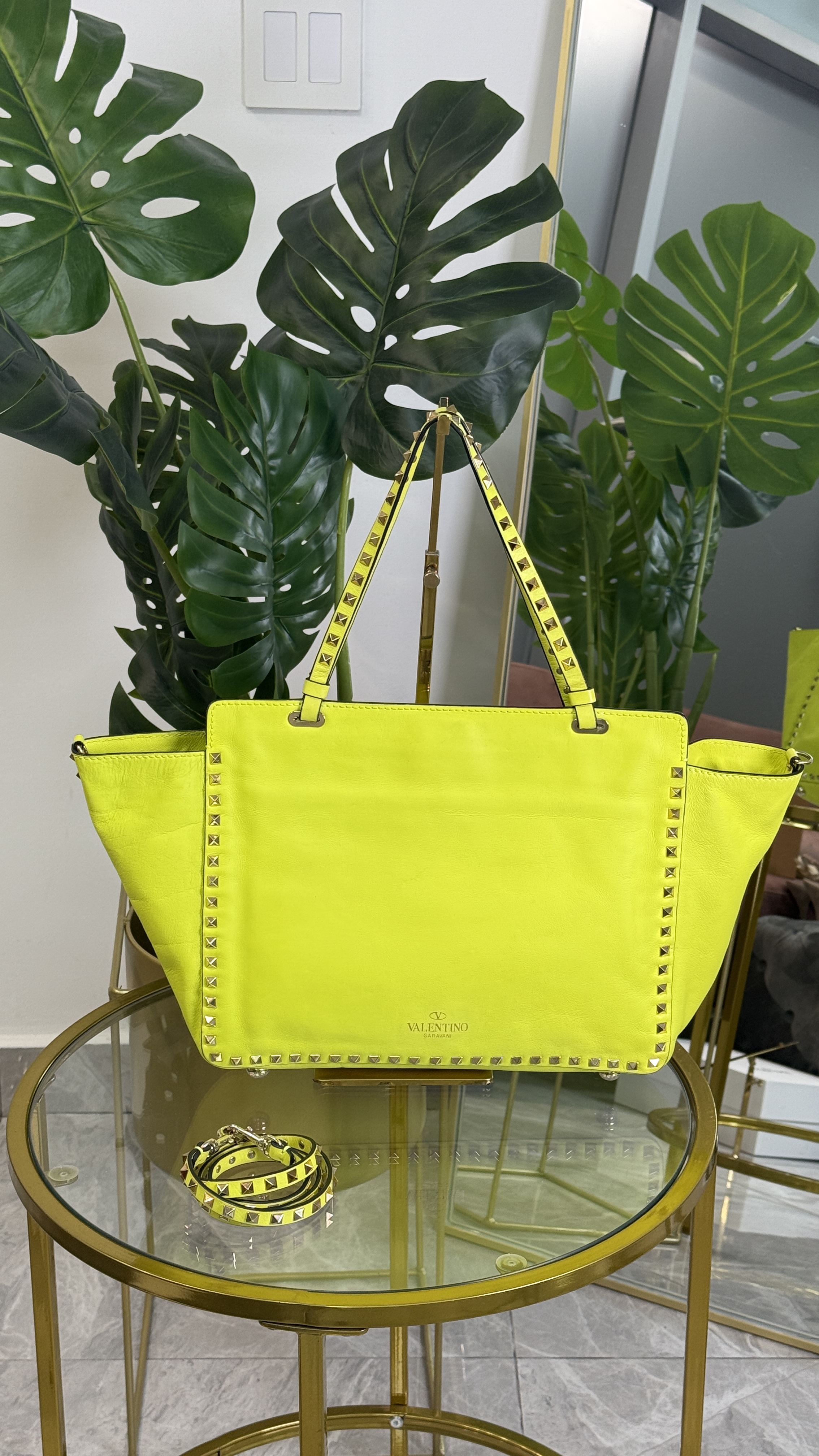 Valentino ROCKSTUDS Tote Amarillo Neón