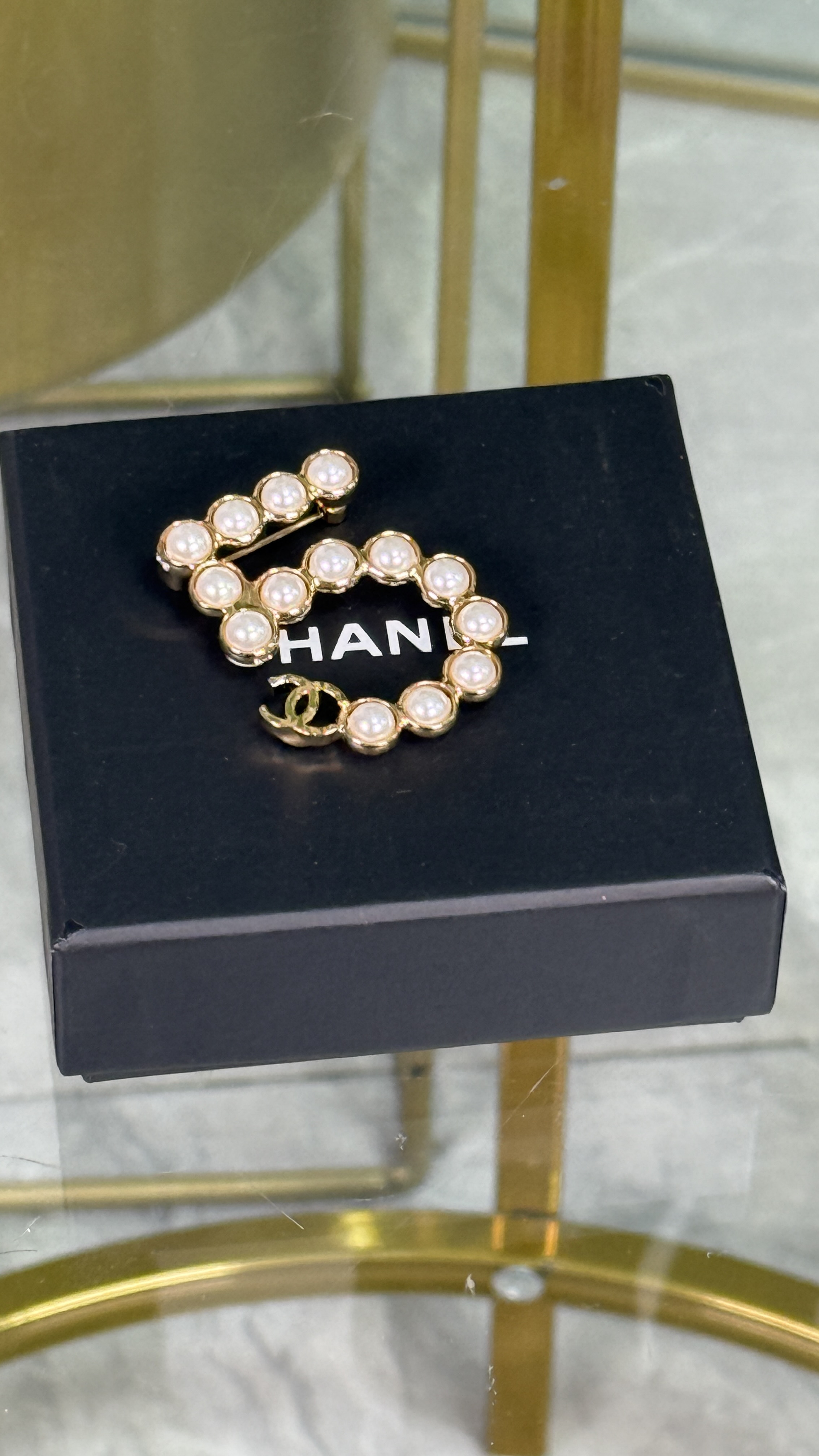 Chanel Prendedor con Perlas